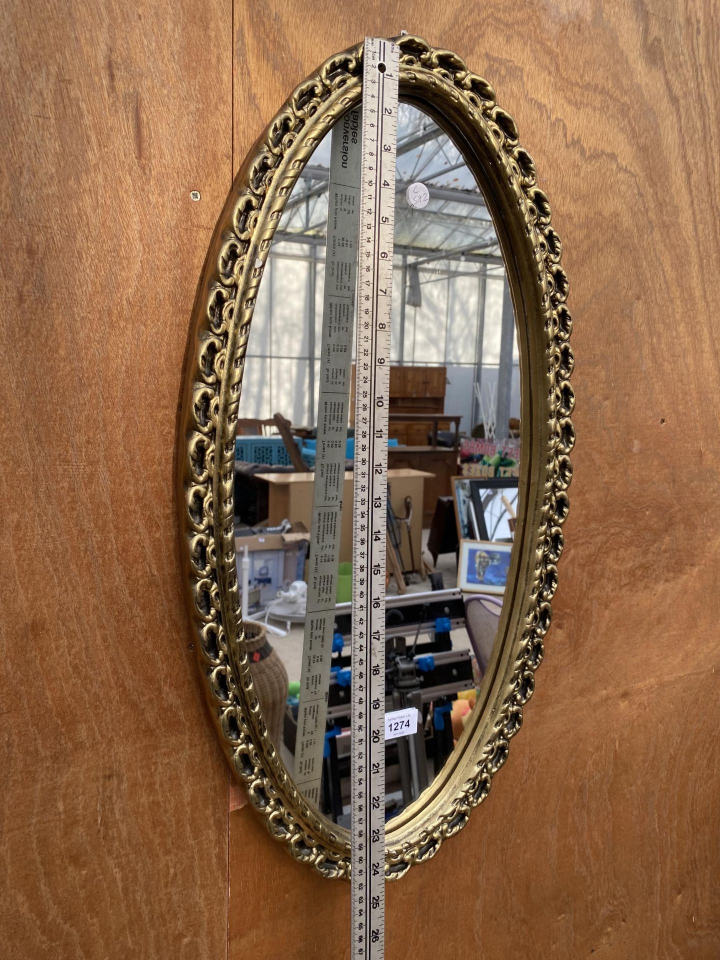 A DECORATIVE GILT FRAMED OVAL WALL MIRROR - Image 3 of 3