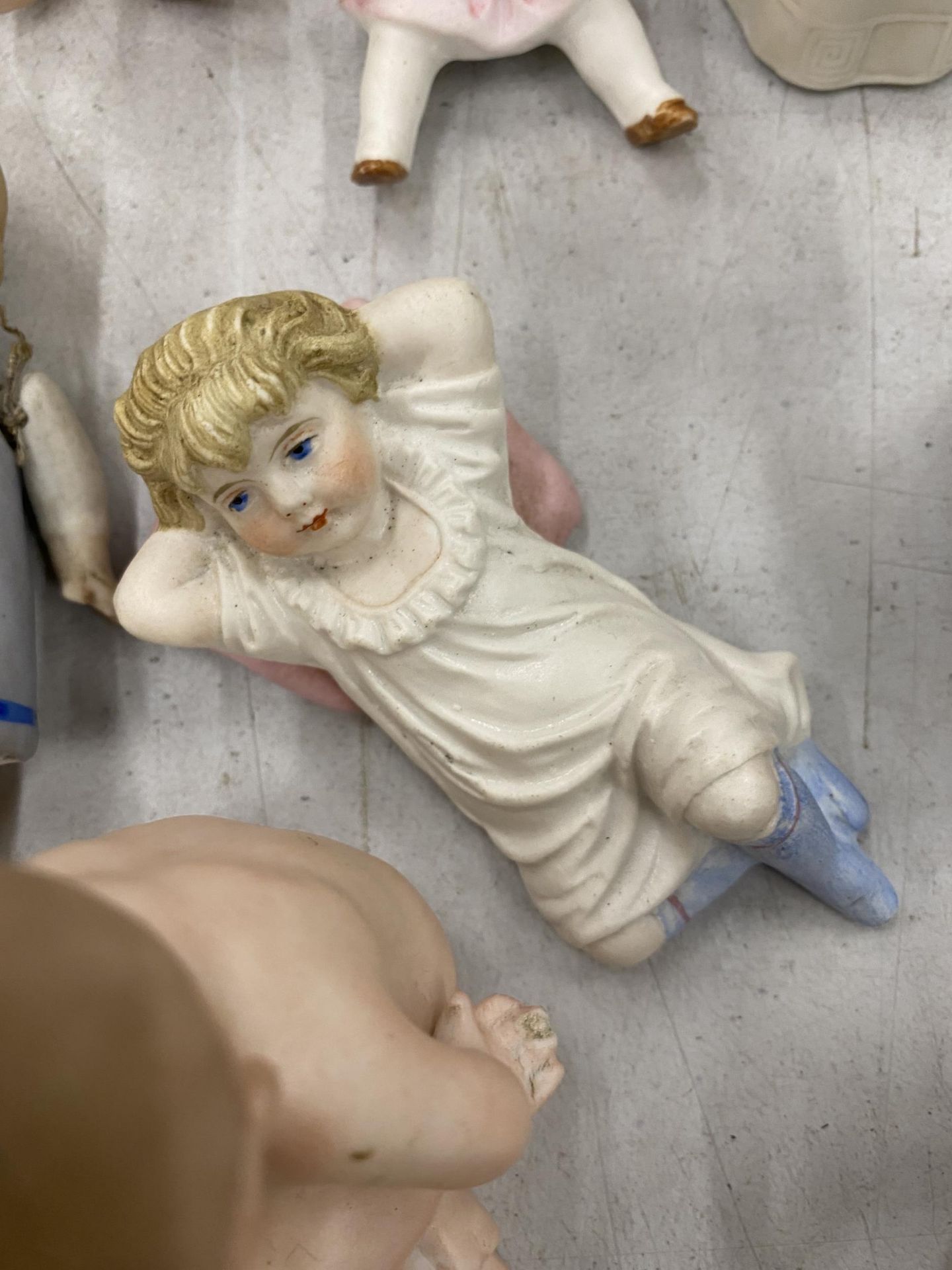 A COLLECTION OF CHILD THEMED CERAMICS TO INCLUDE A GEBRUDER-HEUBACH CIRCA 1910 'PIANO BABY' - Image 5 of 5