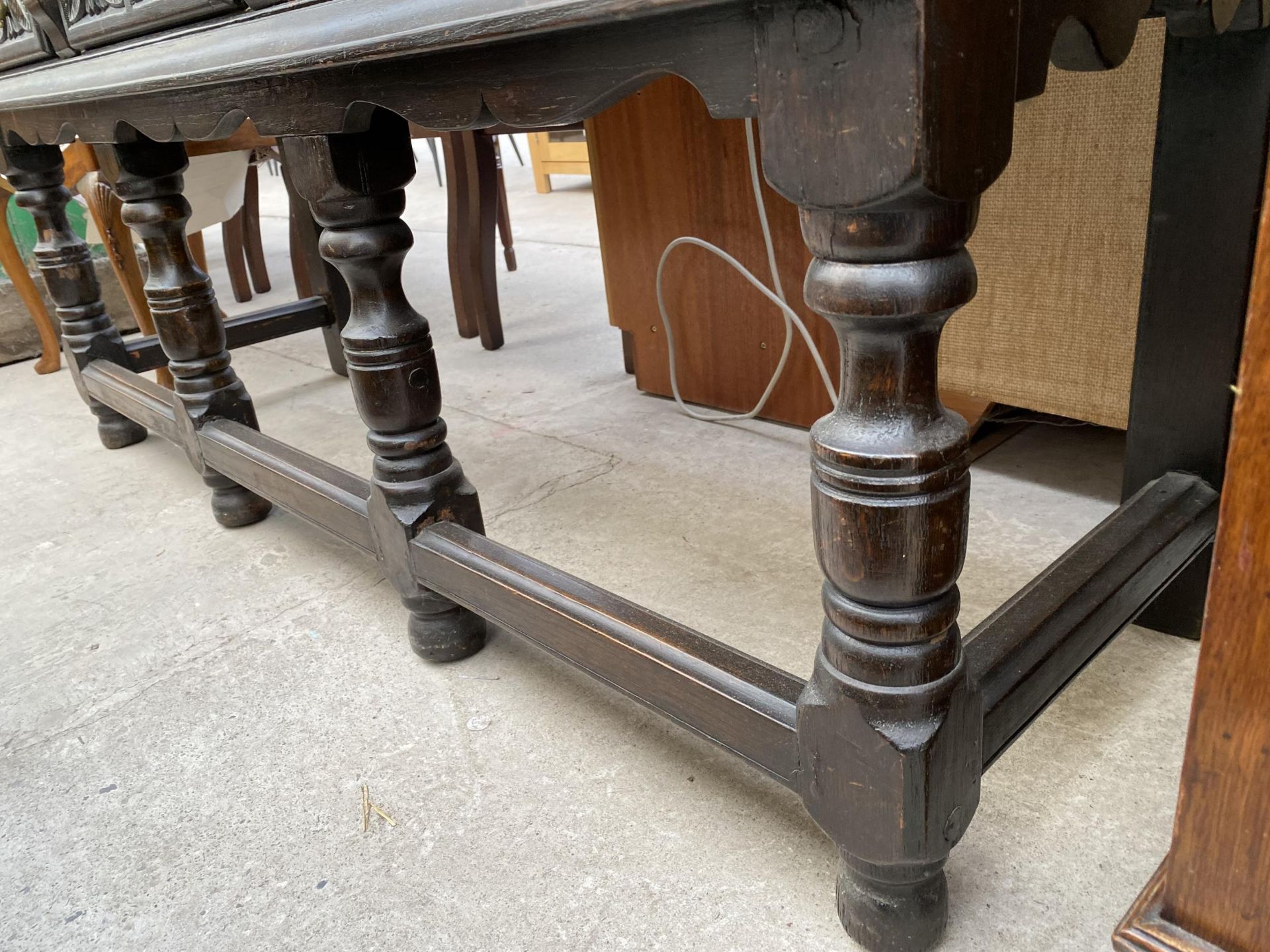 AN OAK JACOBEAN STYLE DRESSER WITH PLATE RACK ENCLOSING CUPBOARDS, THREE CARVED DRAWERS TO BASE ON - Image 5 of 6