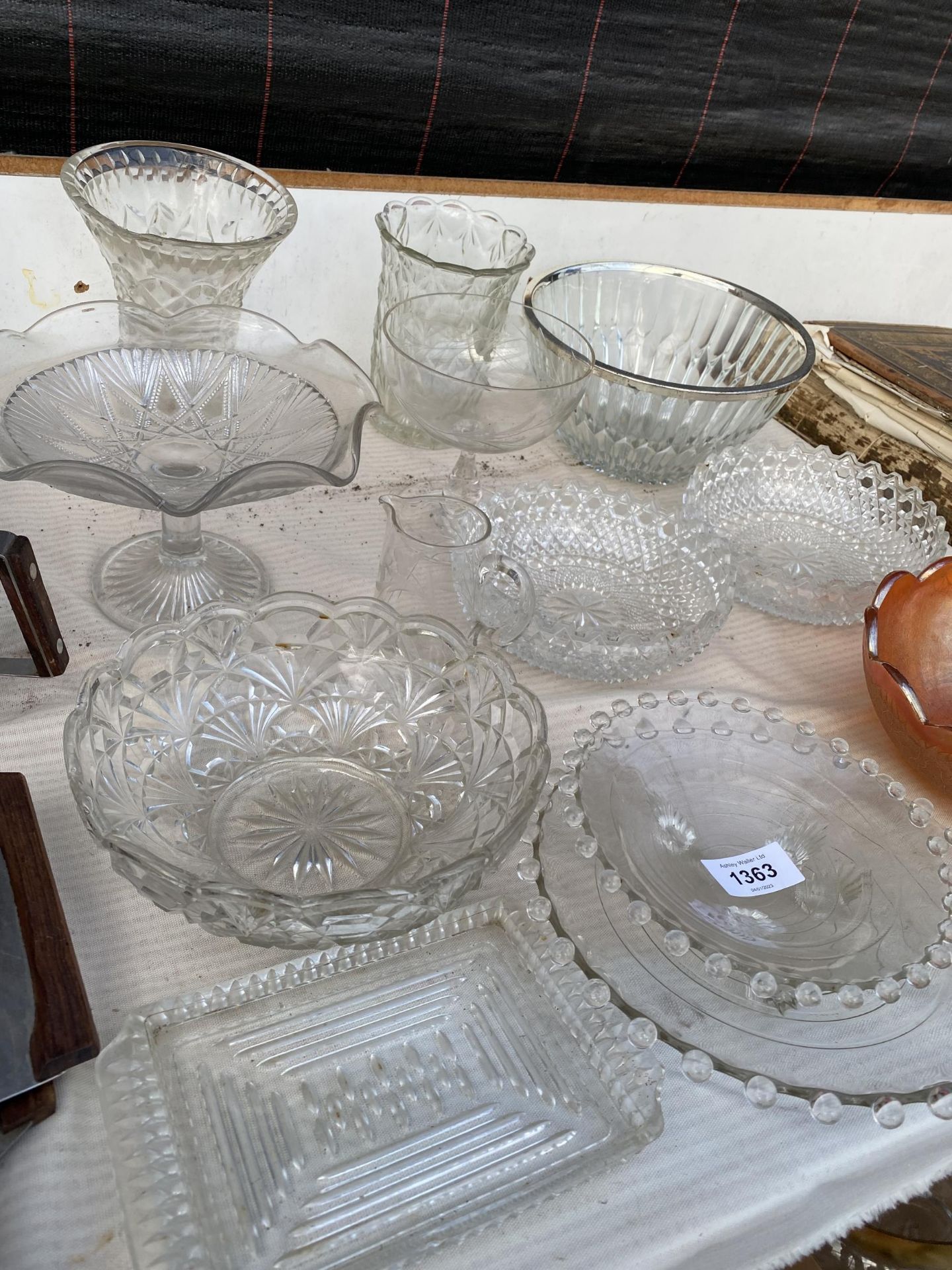 AN ASSORTMENT OF GLASS WARE TO INCLUDE BOWLS AND VASES ETC - Image 2 of 3