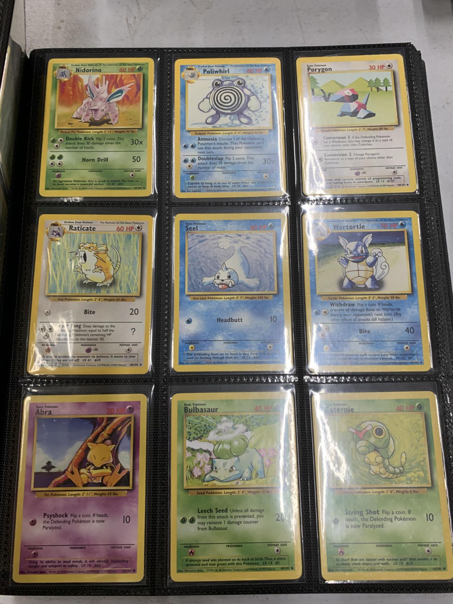 A FOLDER OF POKEMON CARDS TO INCLUDE 1999 BASE SET, TOPPS SERIES 1 INCLUDING CHARIZARD AND HOLOS - Image 3 of 5