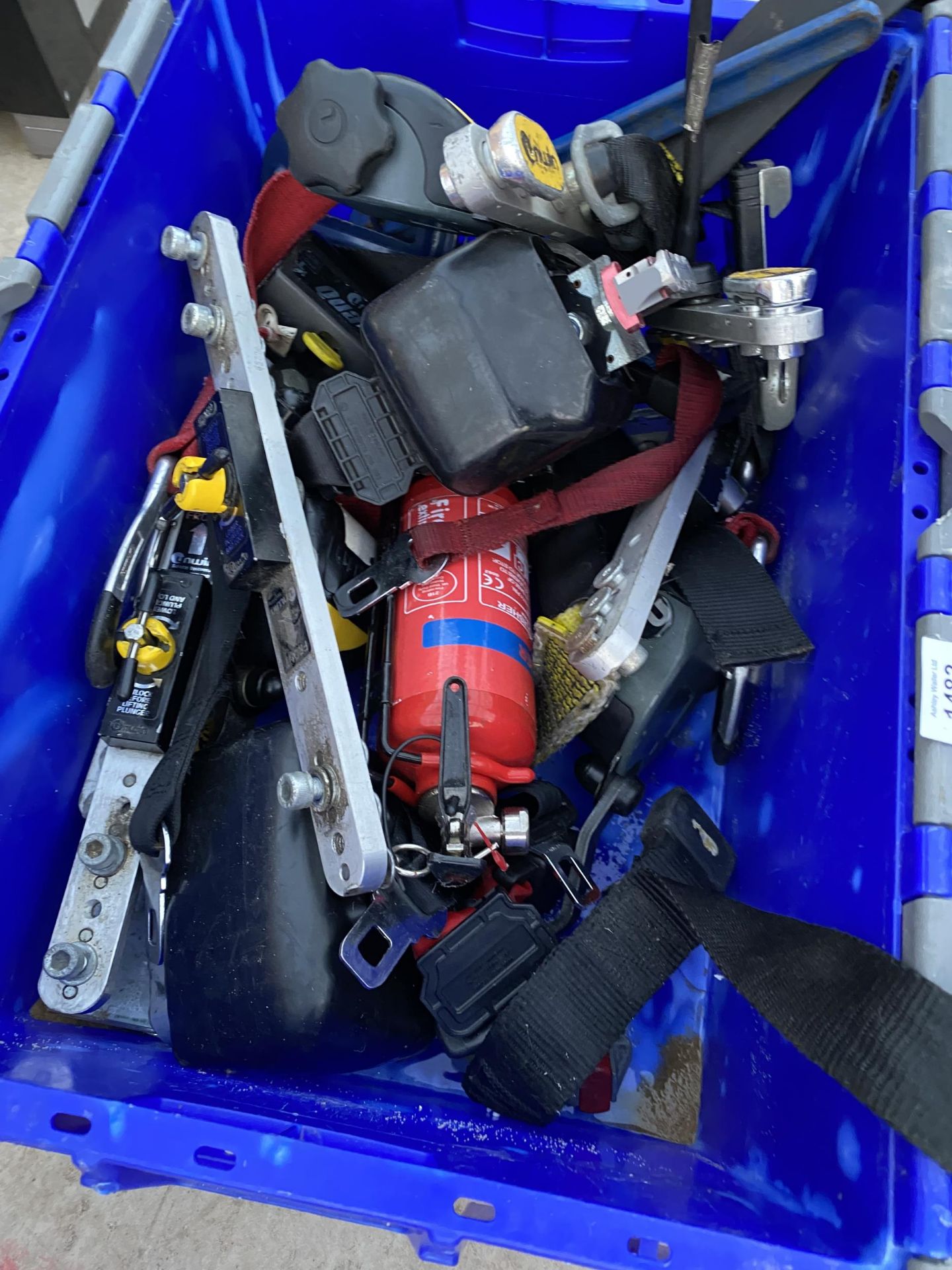 AN ASSORTMENT OF ITEMS TO INCLUDE FIRE EXTINGUISHERS AND SEATBELTS ETC - Image 3 of 3