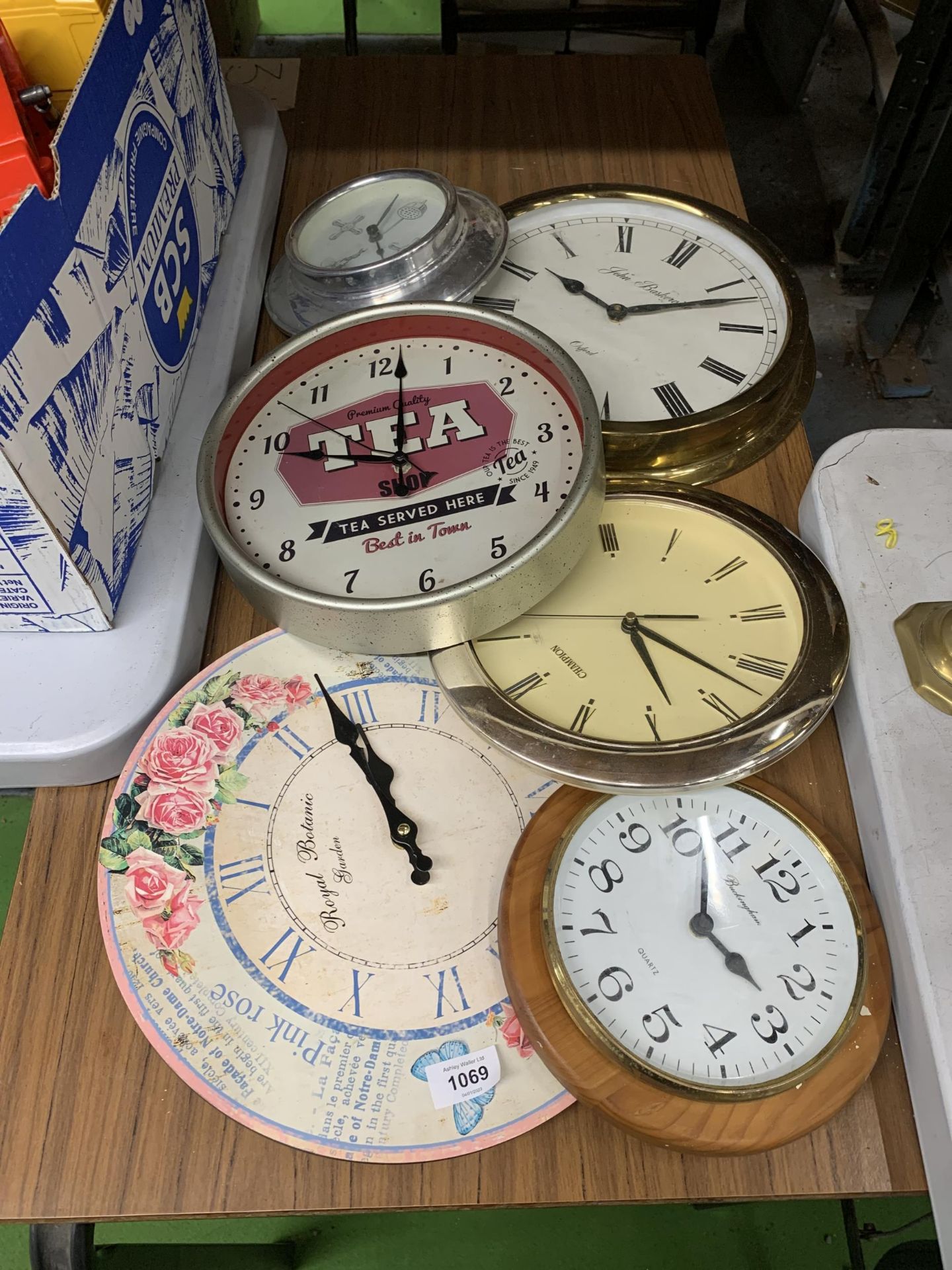 A QUANTITY OF WALL CLOCKS TO INCLUDE BRASS CASED, WOOD, ETC