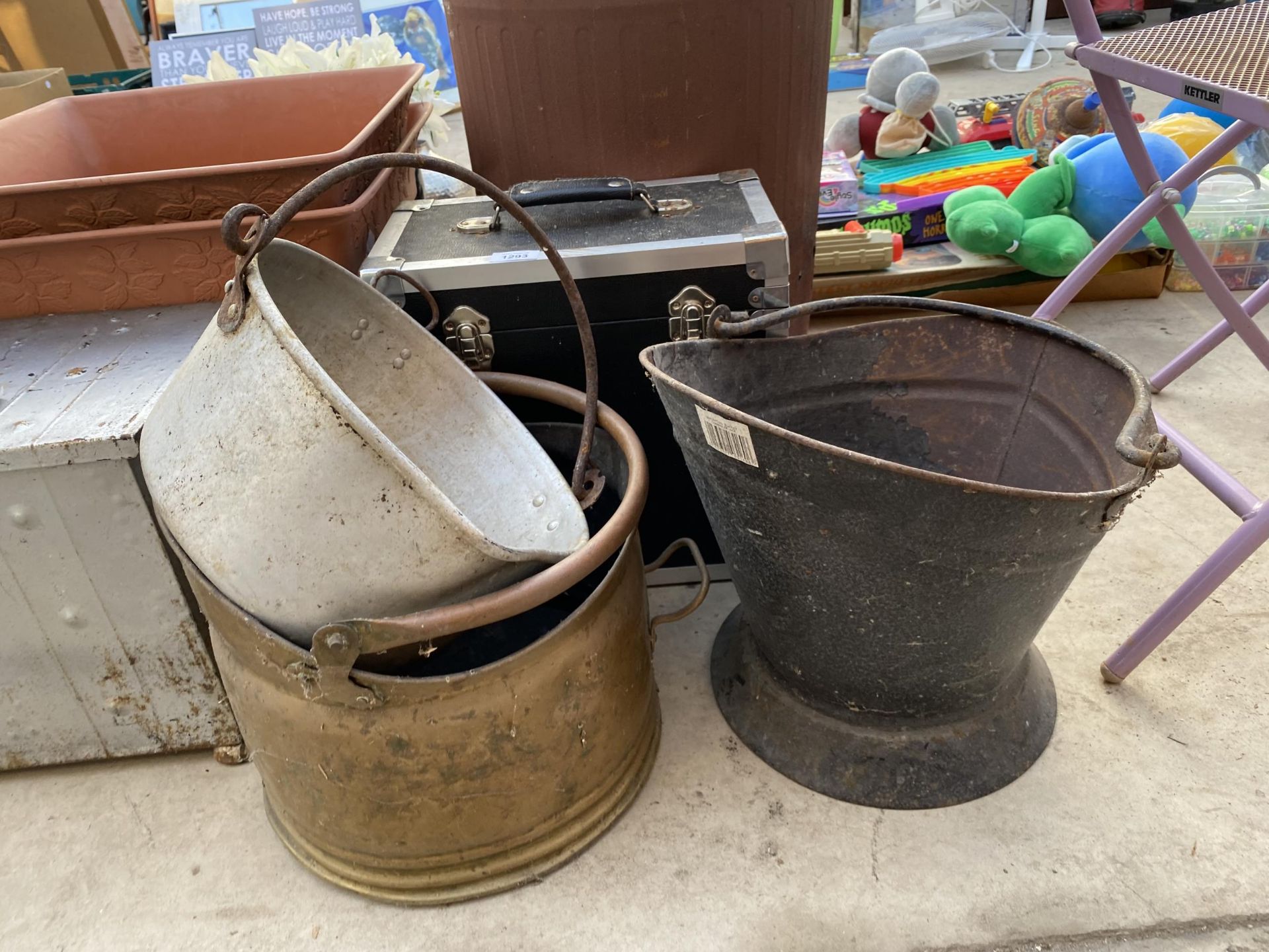 AN ASSORTMENT OF ITEMS TO INCLUDE A COPPER COAL BUCKET, AN ALLOY JAM PAN AND A GARDEN BURNER BIN ETC - Image 2 of 6