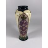 A MOORCROFT POTTERY FOXGLOVE PATTERN VASE DESIGNED BY RACHEL BISHOP, DATED 1993, HEIGHT 21CM