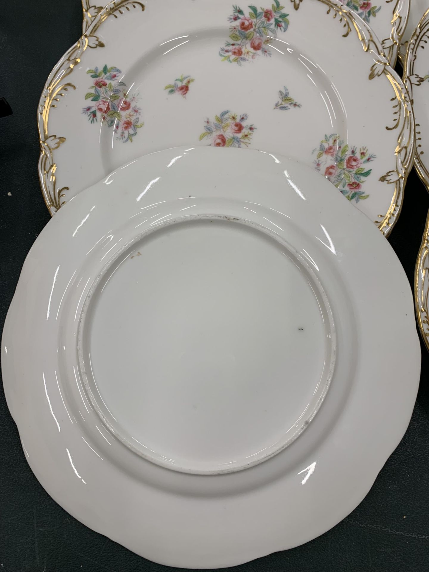 A QUANTITY OF HANDPAINTED CABINET PLATES DWITH FLORAL DESIGN AND GILT EDGES - Bild 3 aus 3