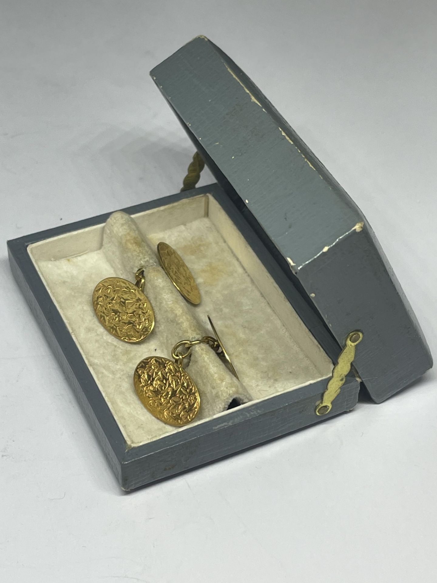 A PAIR OF 9 CARAT GOLD BIRMINGHAM 1900 CUFFLINKS GROSS WEIGHT 4.97 GRAMS IN A PRESENTATION BOX