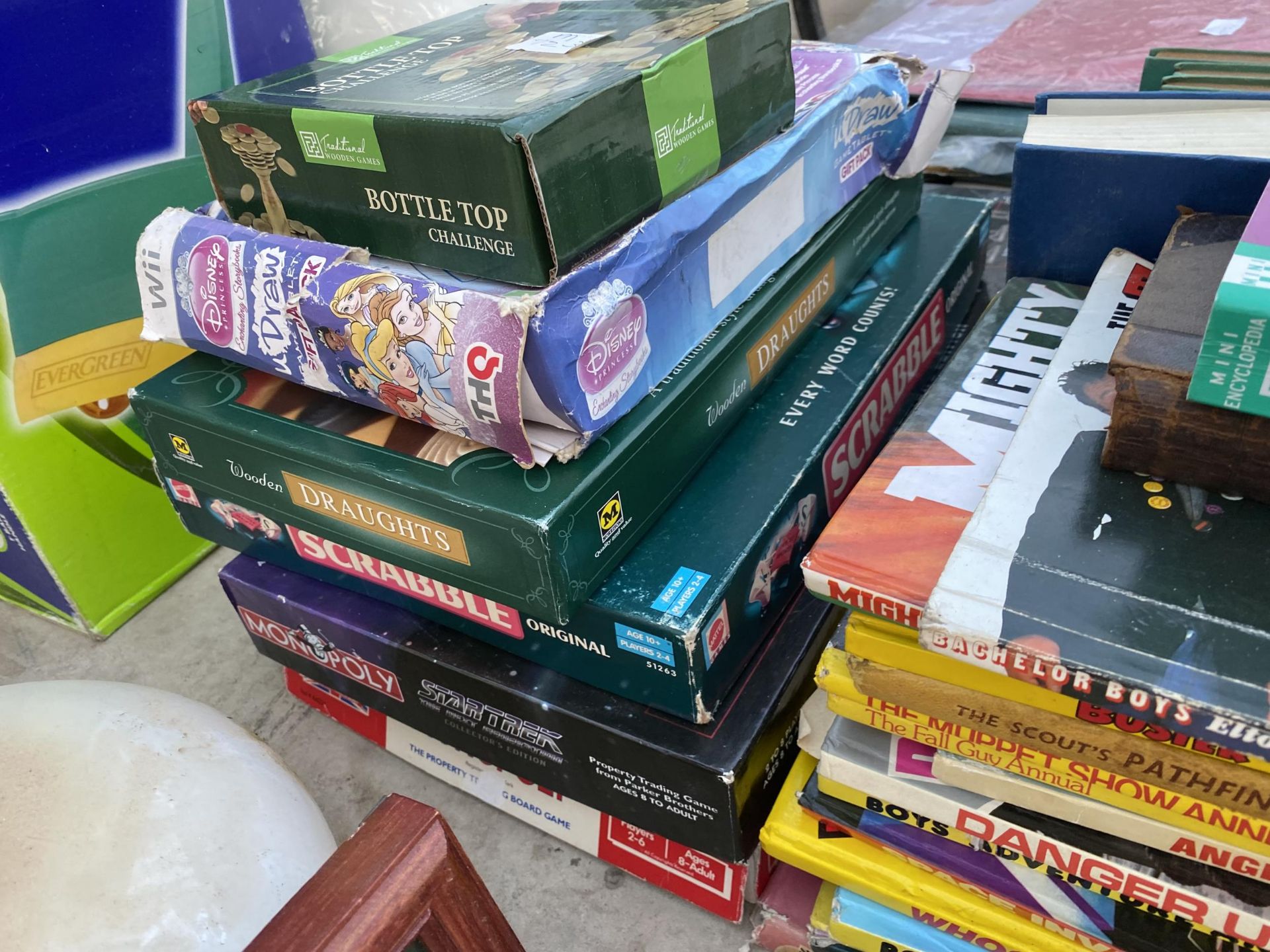 AN ASSORTMENT OF BOOKS AND GAMES - Image 4 of 5