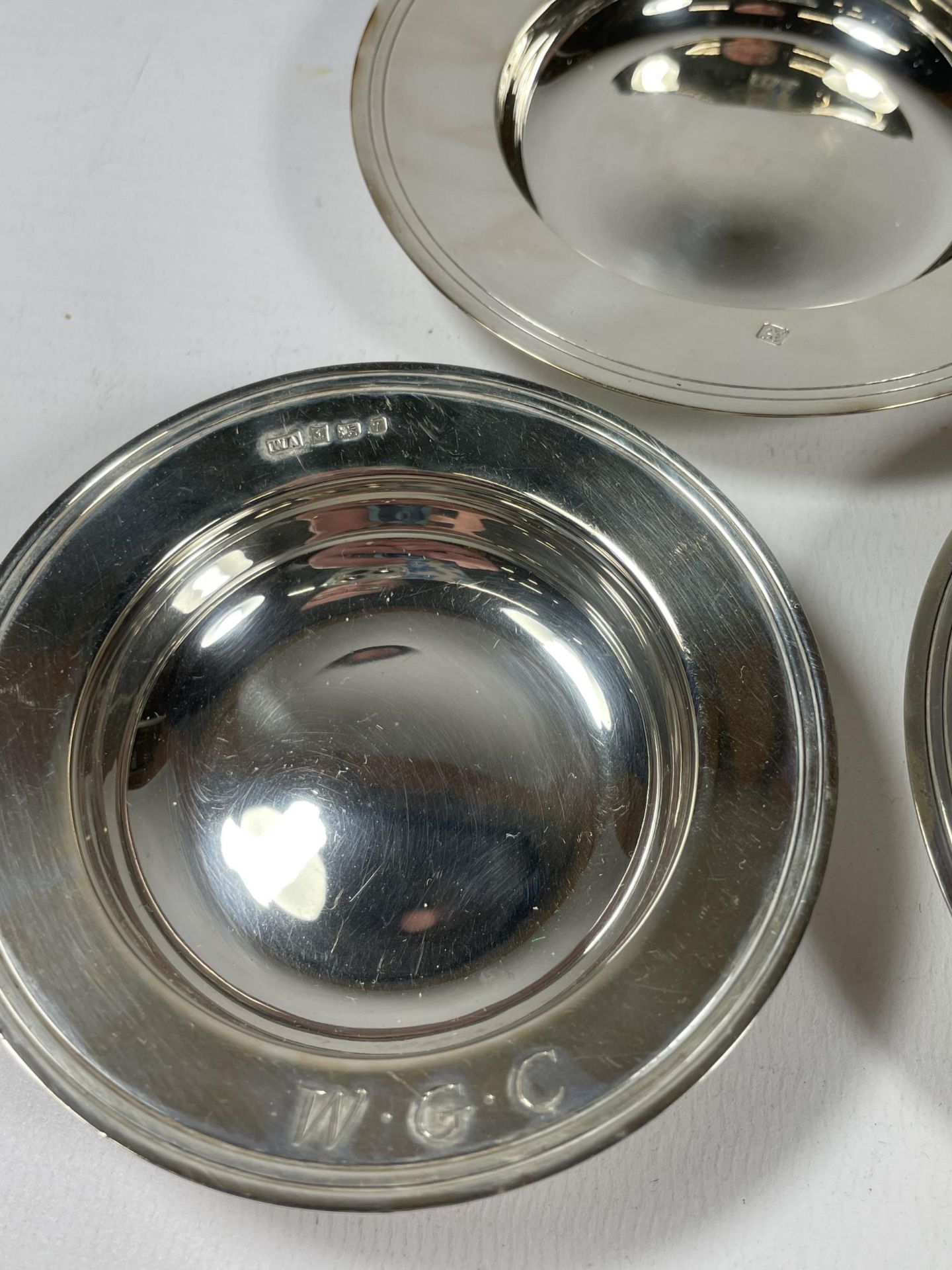 A SET OF THREE HALLMARKED SILVER DISHES MARKED 'W.G.C' BELIEVED FOR WILMSLOW GOLF CLUB, TOTAL WEIGHT - Image 3 of 4