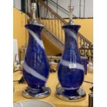 A LARGE PAIR OF MURANO BLUE GLASS LAMPS, HEIGHT 52CM