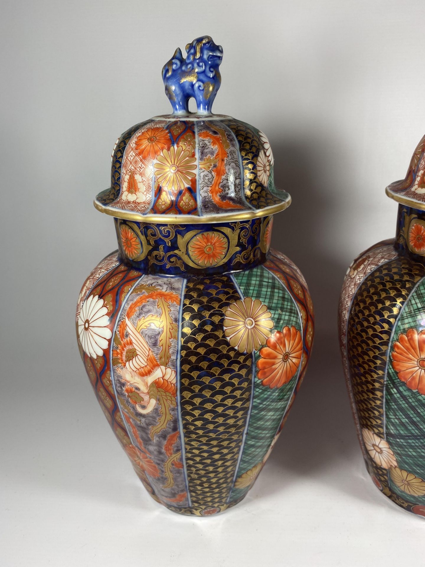 A PAIR OF JAPANESE IMARI MEIJI PERIOD (1868-1912) OVOID FORM LIDDED JARS WITH FOO DOG FINIALS (ONE - Image 2 of 5