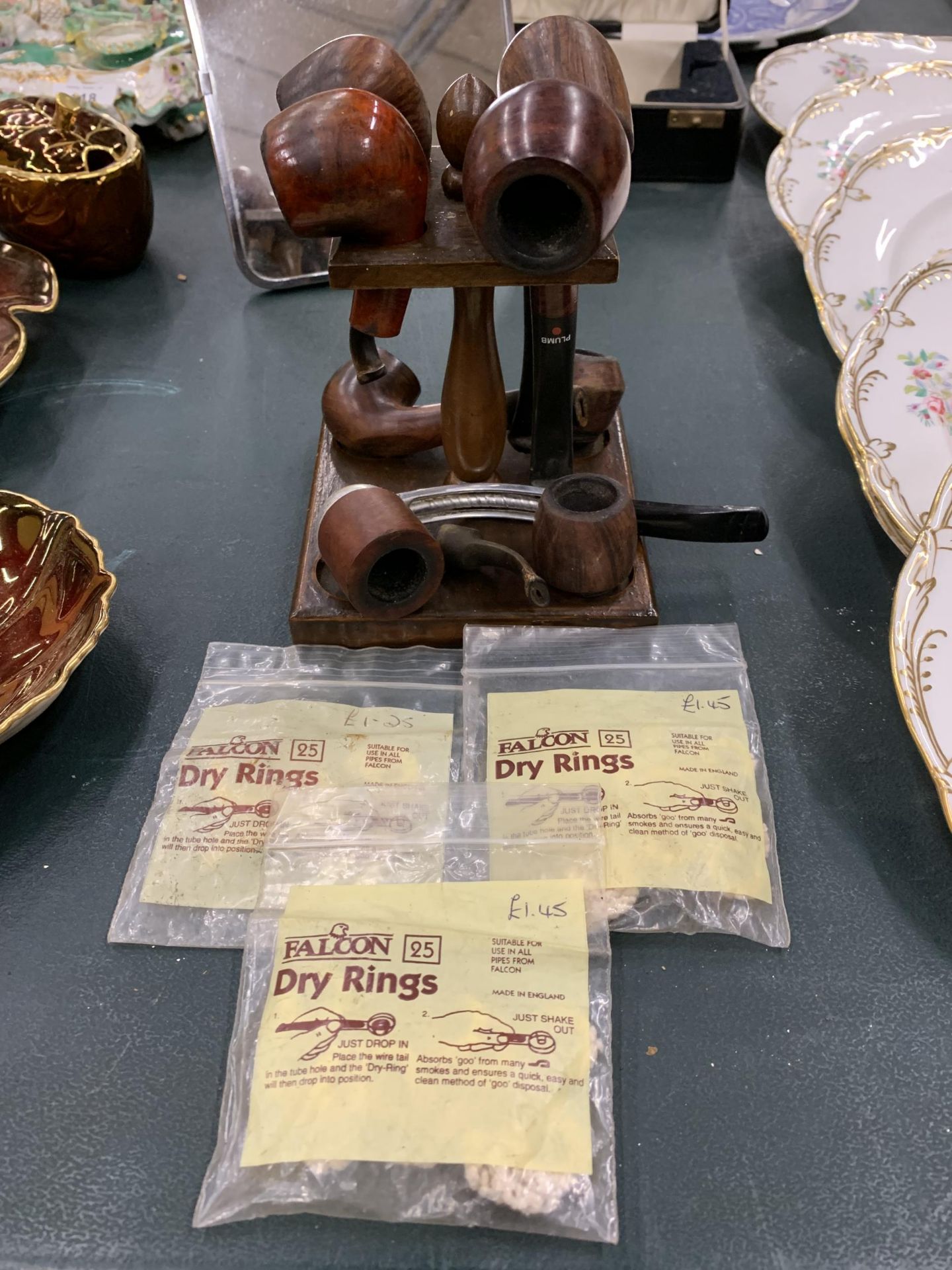 A VINTAGE PIPE STAND WITH A QUANTITY OF PIPES PLUS THREE BAGS OF DRY RINGS