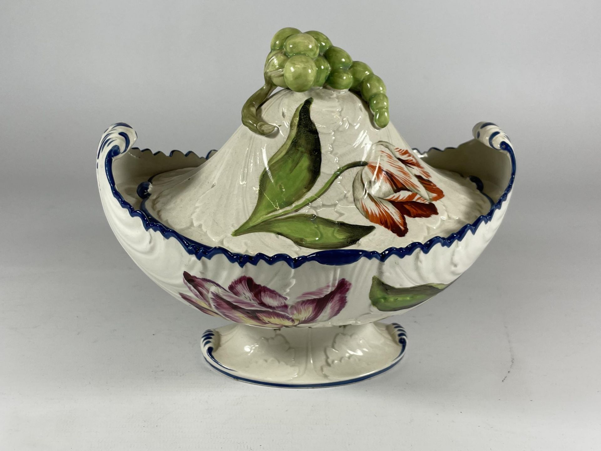 A DAVENPORT POTTERY LEAF DESIGN LIDDED TUREEN, 18 X 20CM