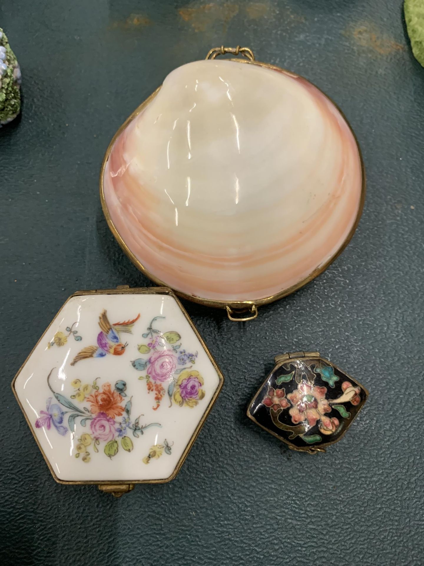 A QUANTITY OF VINTAGE TRINKET BOXES TO INCLUDE A BILSTON ENAMEL EXAMPLE, AN OYSTER SHELL, ETC - Image 5 of 5