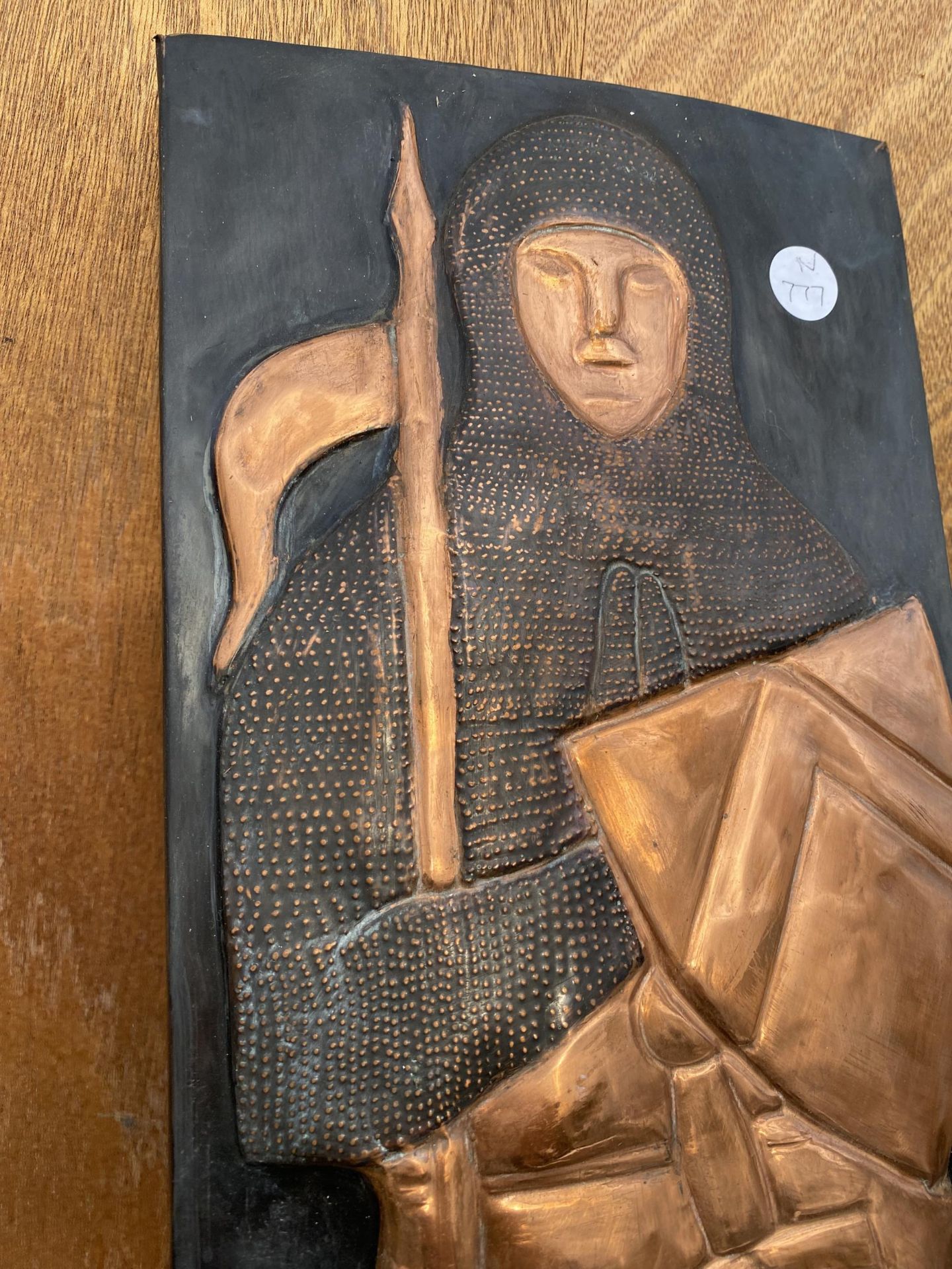 A COPPER EMBOSED PLAQUE DEPICTING A KNIGHT IN ARMOR - Image 3 of 3
