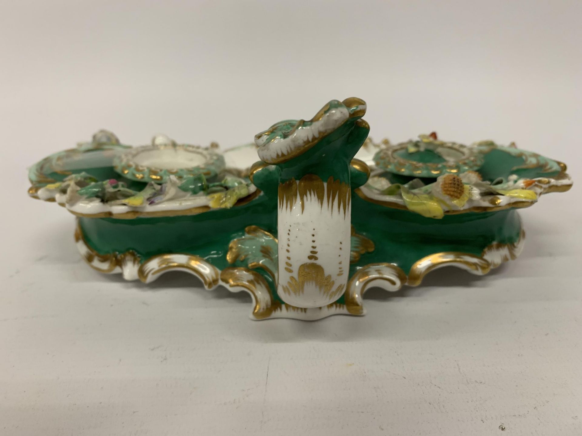 A VICTORIAN ORNATE CERAMIC INKWELL WITH EMBOSSED FLOWERS - A/F - Image 3 of 3