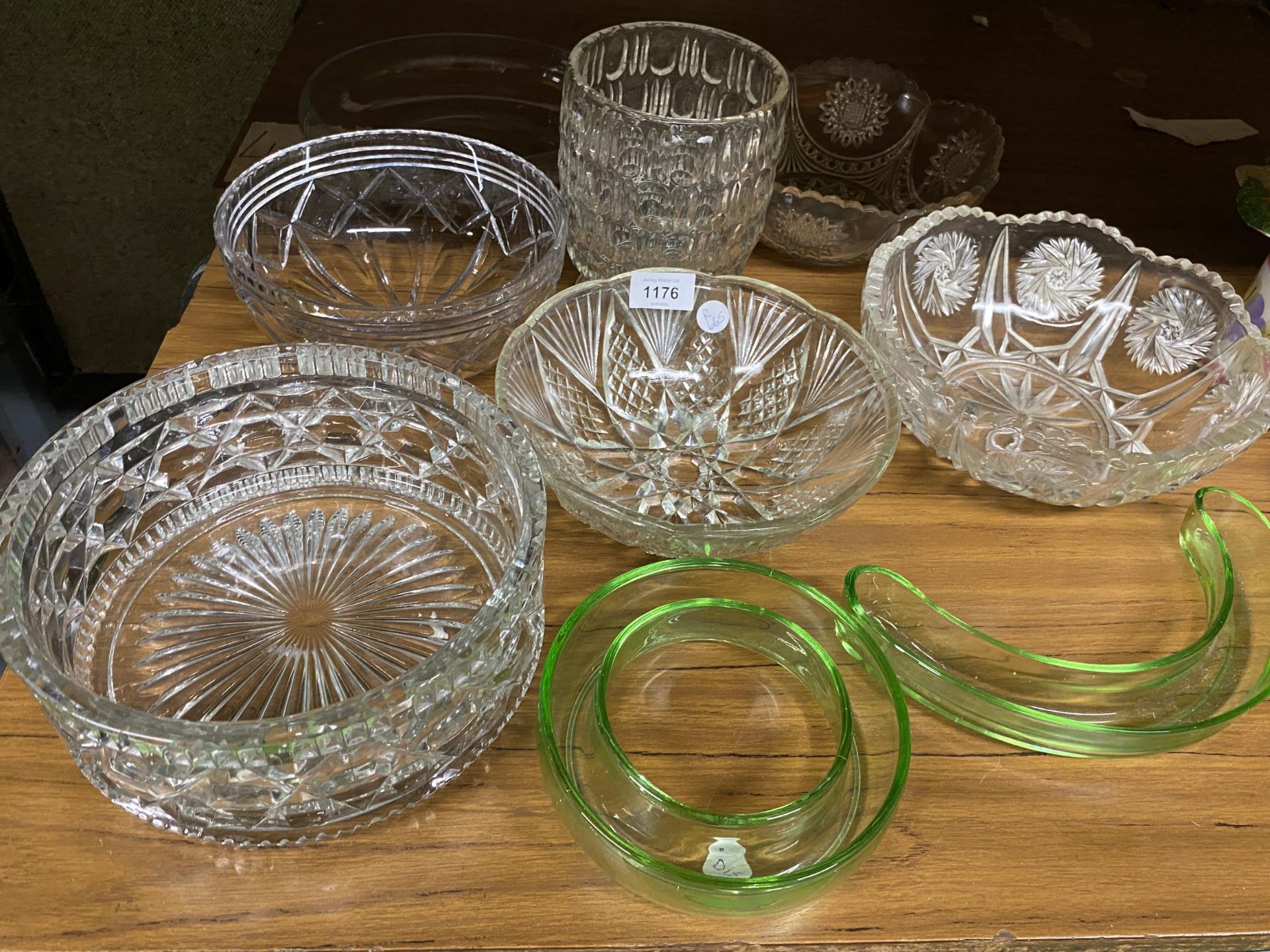A MIXED LOT OF GLASSWARE, FRUIT BOWLS ETC
