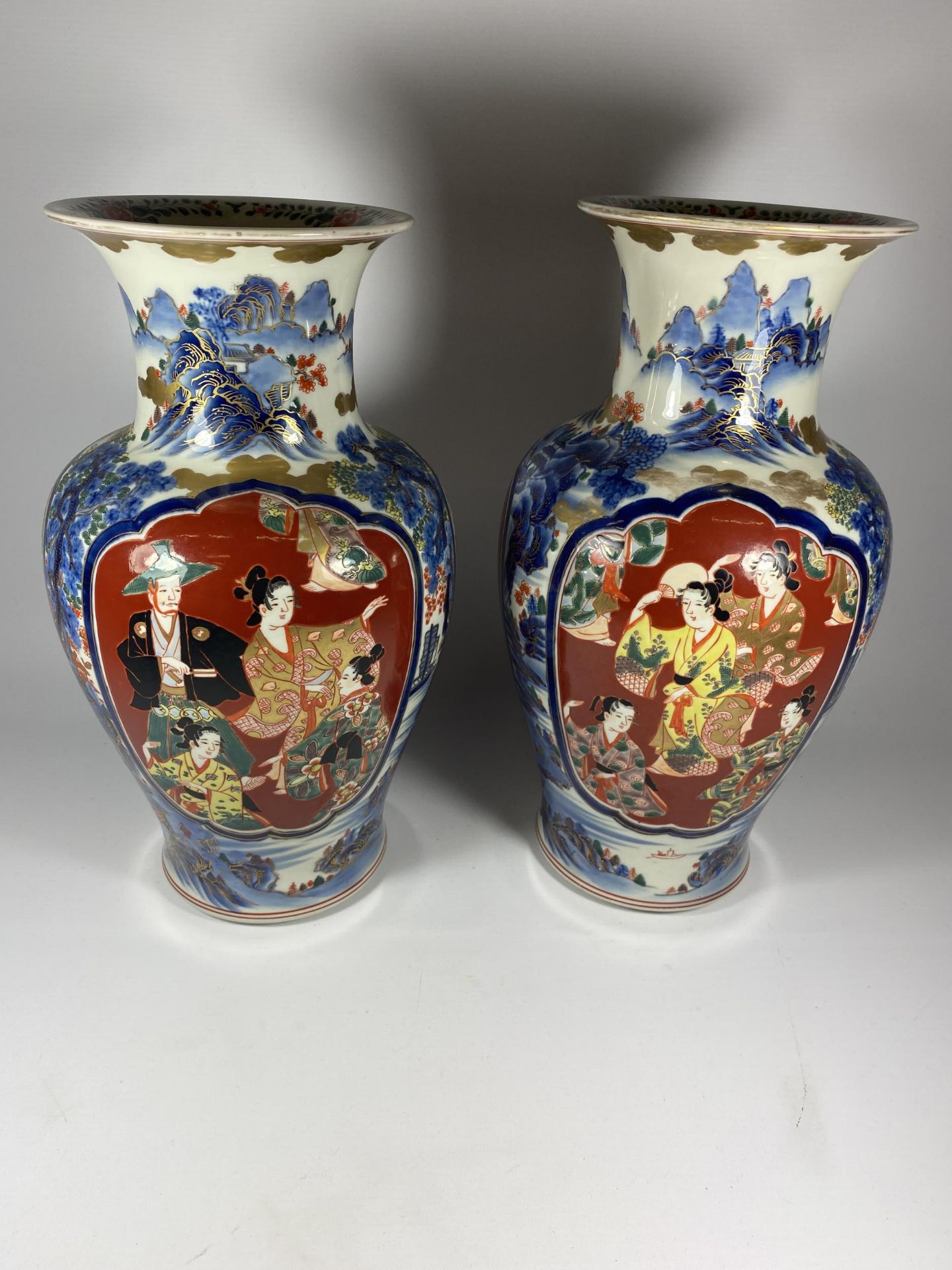 A LARGE PAIR OF JAPANESE MEIJI PERIOD (1868-1912) VASES WITH FIGURAL PANELS ON A MOUNTAIN - Image 5 of 6