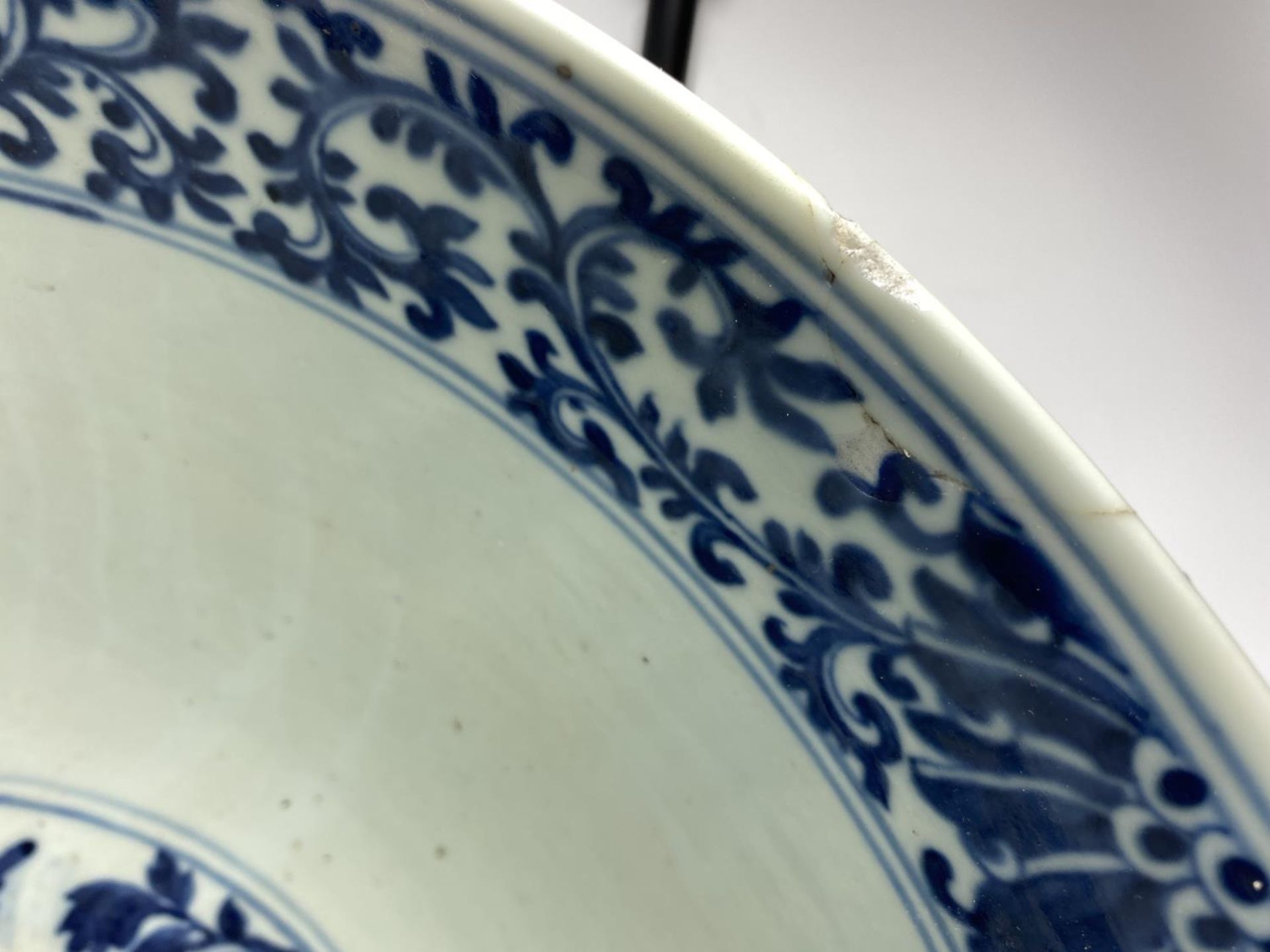 A LARGE AND IMPRESSIVE EARLY 19TH CENTURY CHINESE QING BLUE AND WHITE PORCELAIN PUNCH / FRUIT BOWL - Image 8 of 14