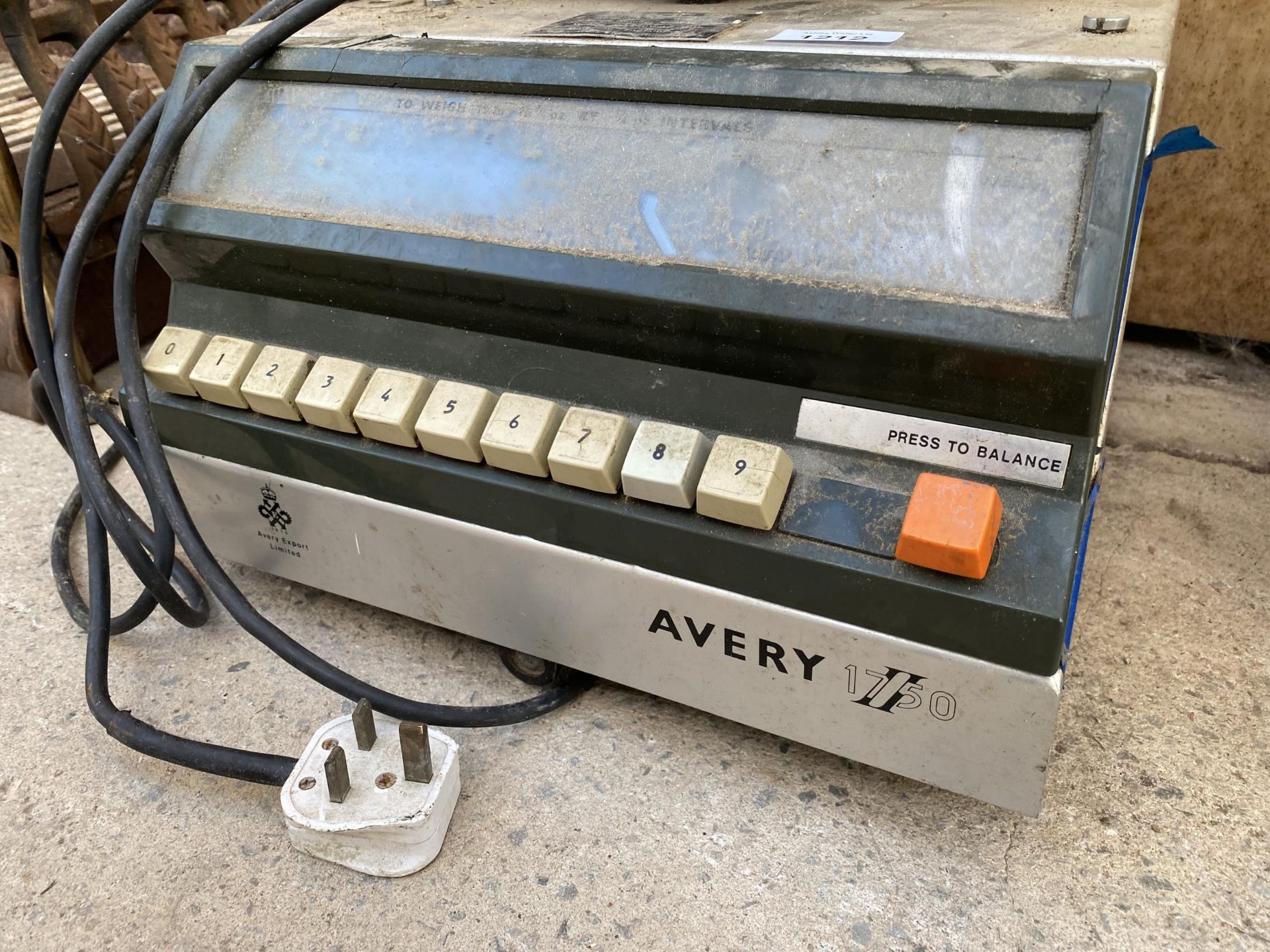 A SET OF RETRO/VINTAGE AVERY 1750 DIGITAL SHOP SCALES - Image 2 of 6