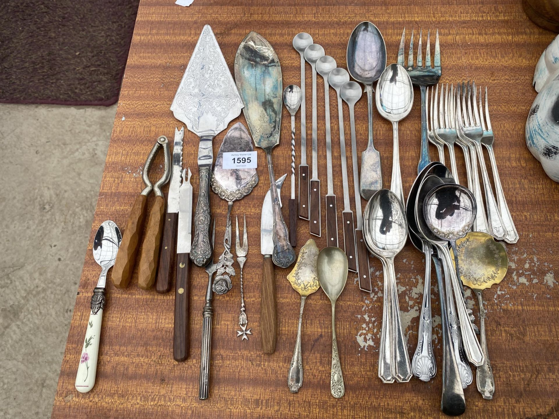 AN ASSORTMENT OF FLAT WARE TO INCLUDE CAKE SLICES, TOASTING FORKS AND SPOONS ETC