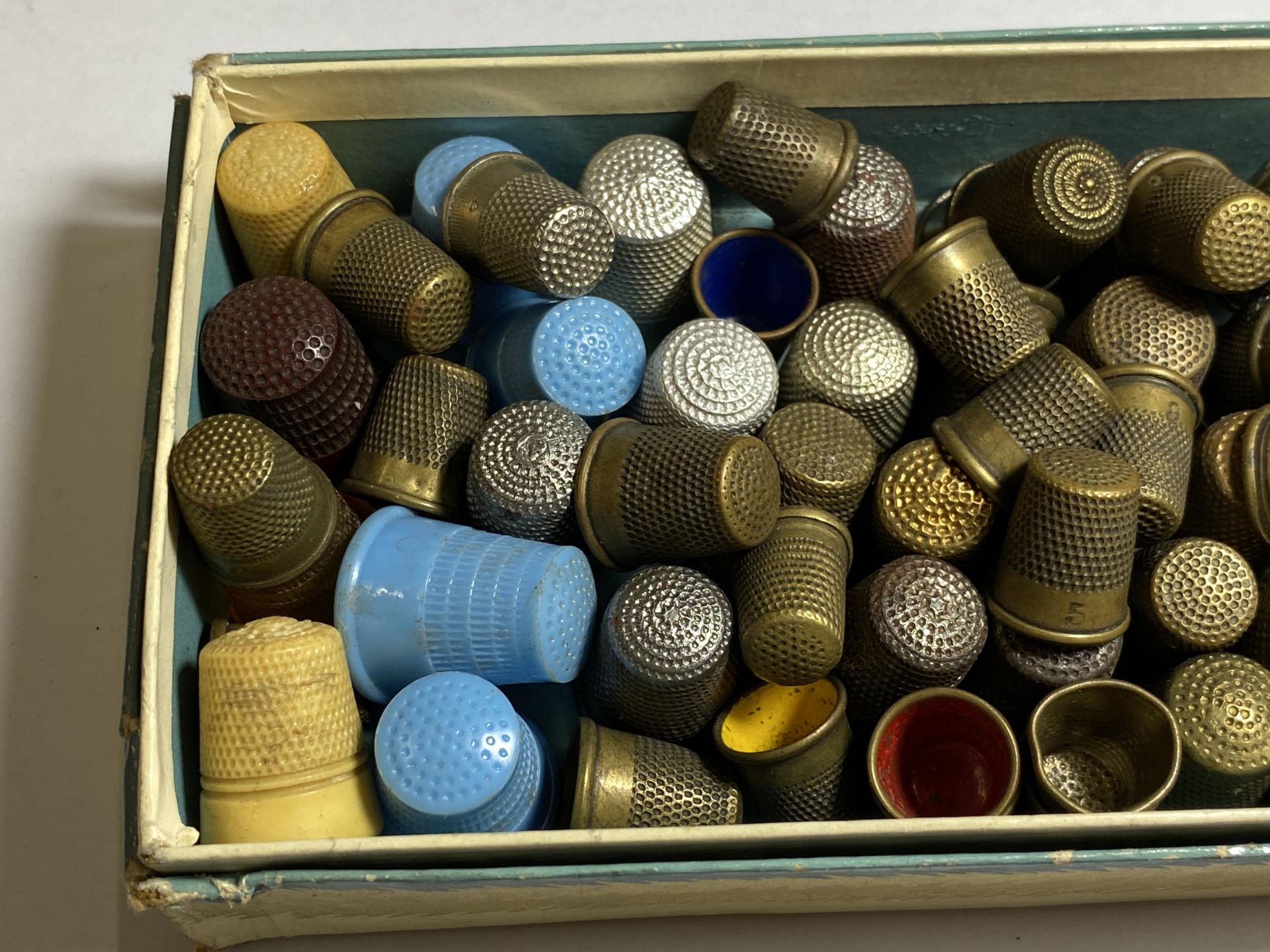 A BOX OF VINTAGE THIMBLES - Image 2 of 3