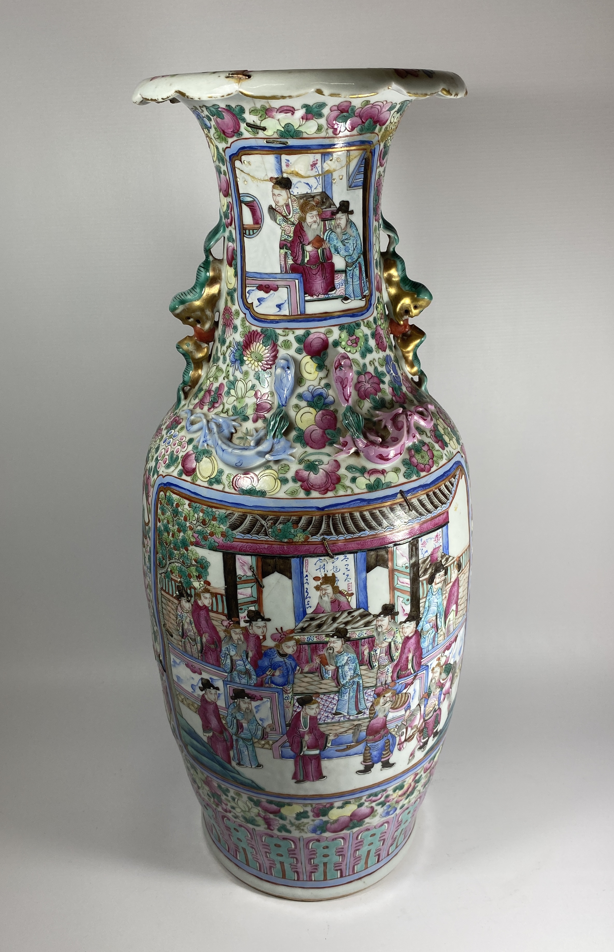 A LARGE MID-LATE 19TH CENTURY CHINESE FLOOR VASE WITH CEREMONIAL DESIGN PANELS, HEIGHT 63CM, (A/F)