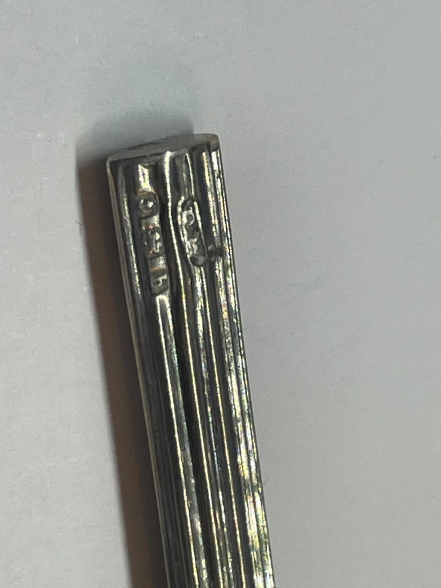 A HALLMARKED BIRMINGHAM SILVER 1907 TOOTHPICK - Image 3 of 3