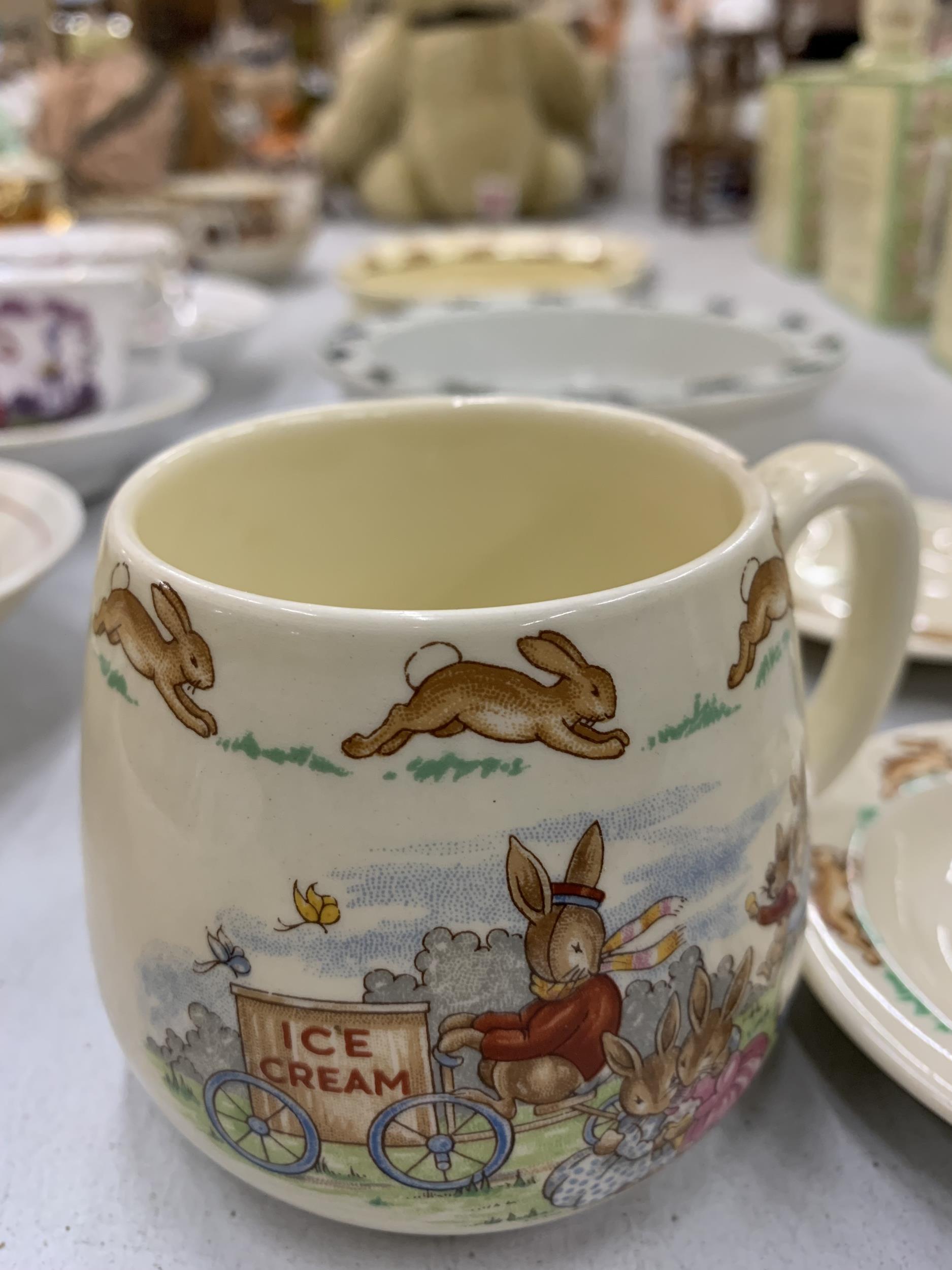 A QUANTITY OF ROYAL DOULTON 'BUNNYKINS' TOINCLUDE A PLATE, MUG - A/F AND PIN DISHES PLUS A SYLVAC - Bild 4 aus 5