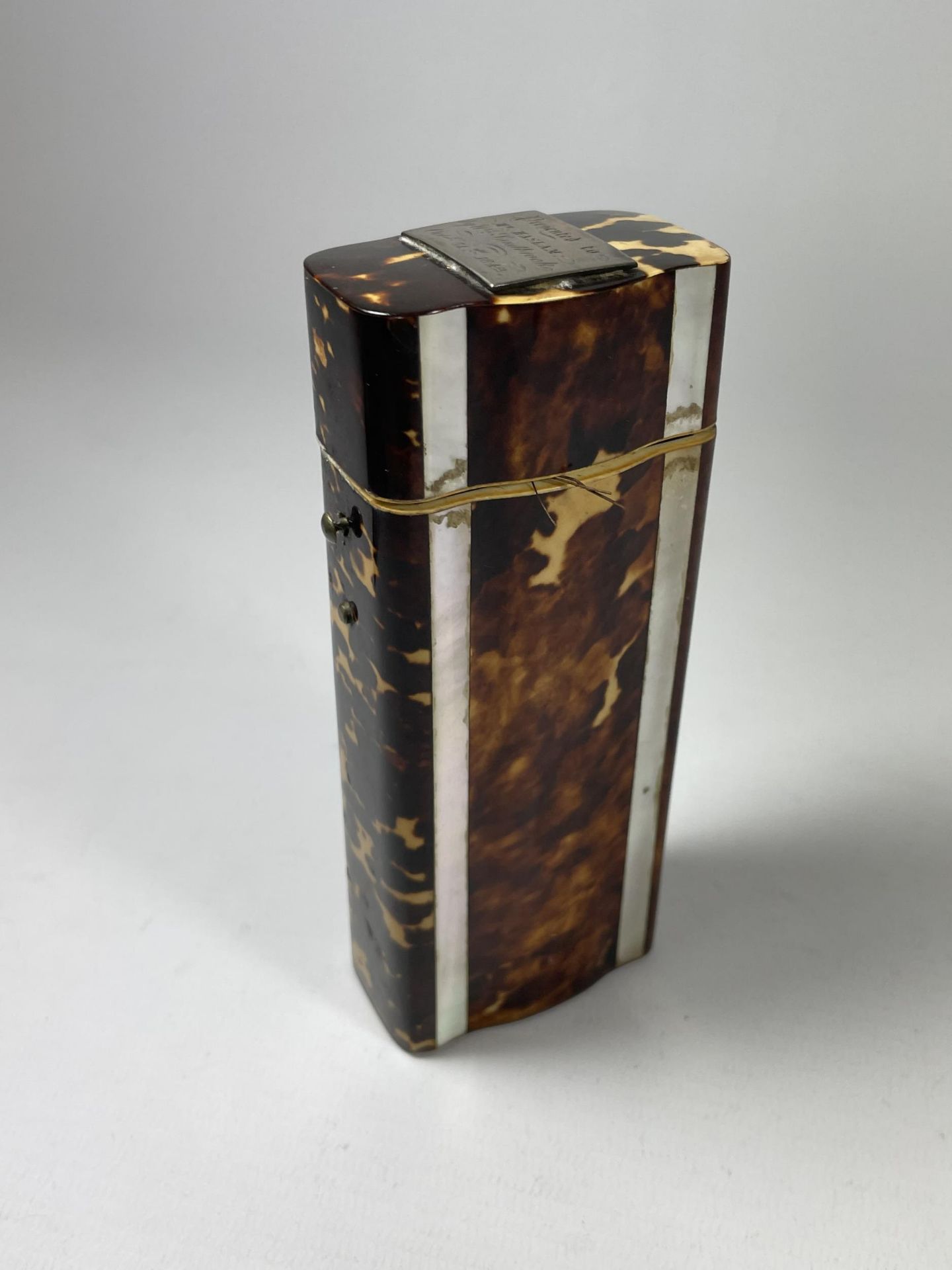 A MID 19TH CENTURY C.1848 TORTOISESHELL BRUSH CASE WITH SILVER TOPPED (NOT MARKED) - Image 3 of 4
