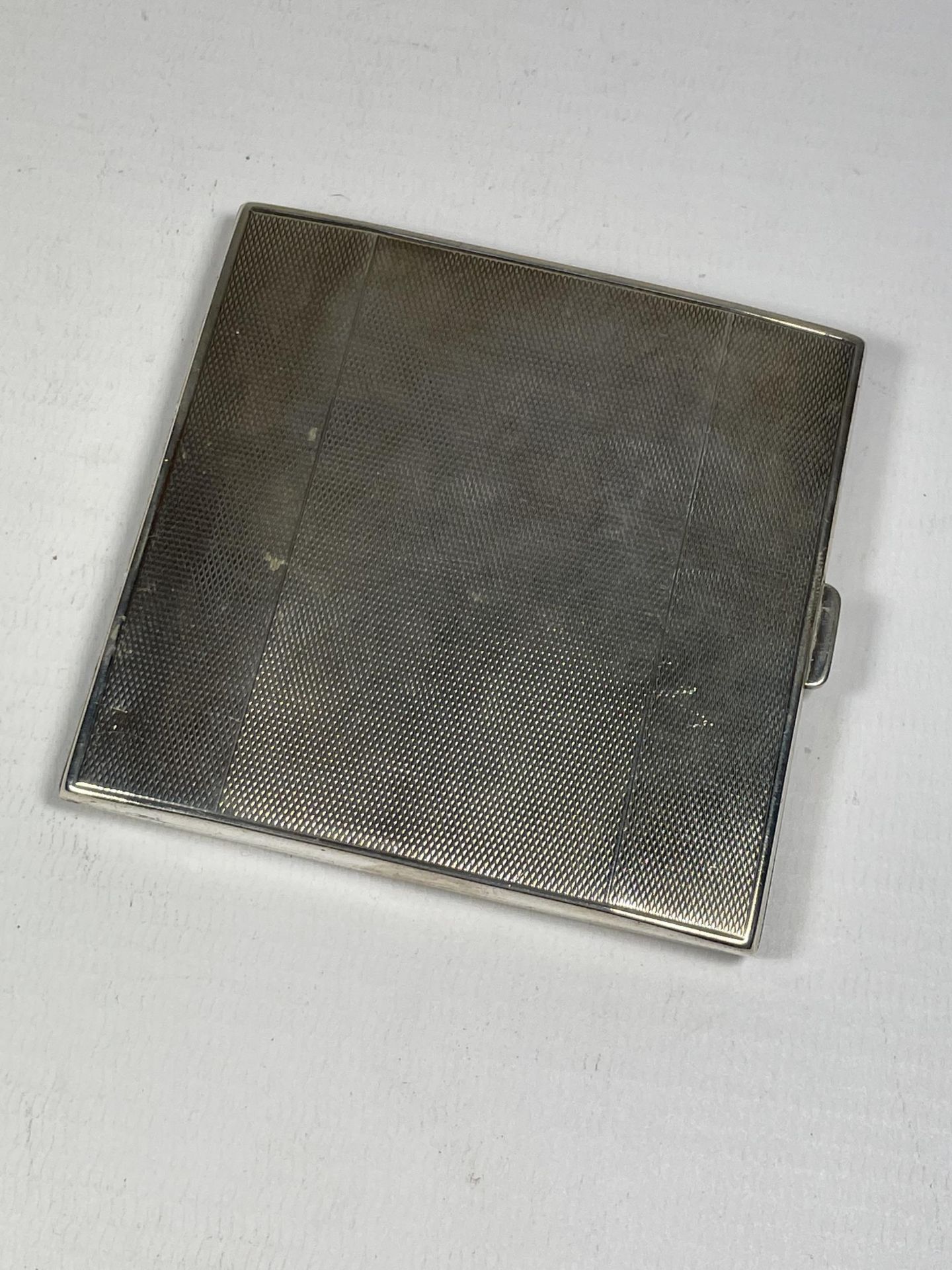 A GEORGE V SILVER ART DECO ENGINE TURNED CIGARETTE / CARD CASE, HALLMARKS FOR BIRMINGHAM, 1933,