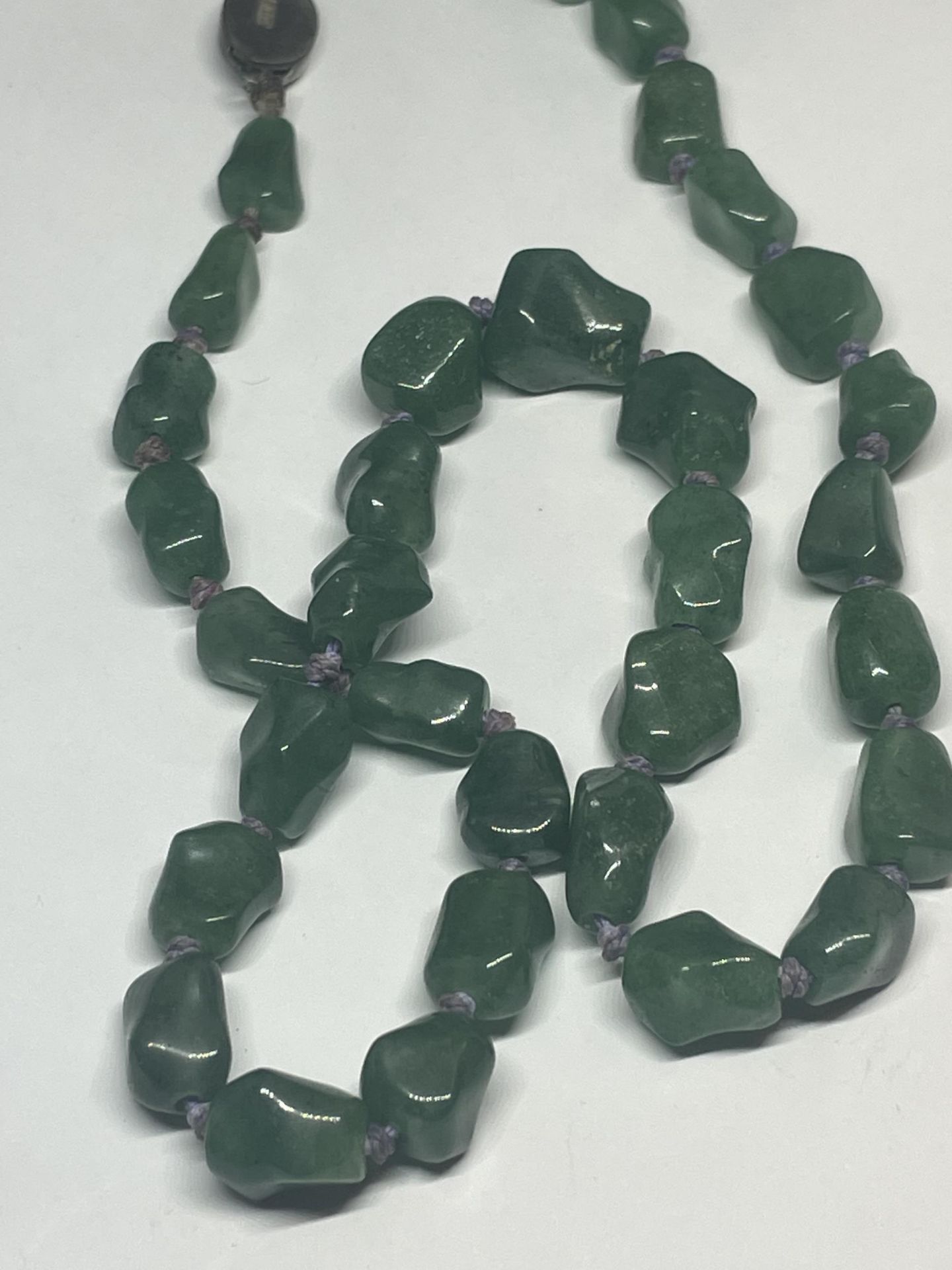 A JADE KNOTTED NECKLACE WITH A MARKED SILVER CLASP IN A PRESENTATION BOX - Bild 2 aus 3