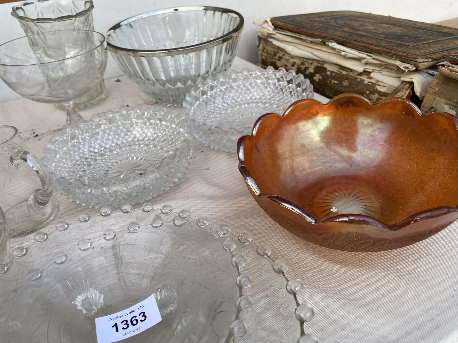 AN ASSORTMENT OF GLASS WARE TO INCLUDE BOWLS AND VASES ETC - Image 3 of 3