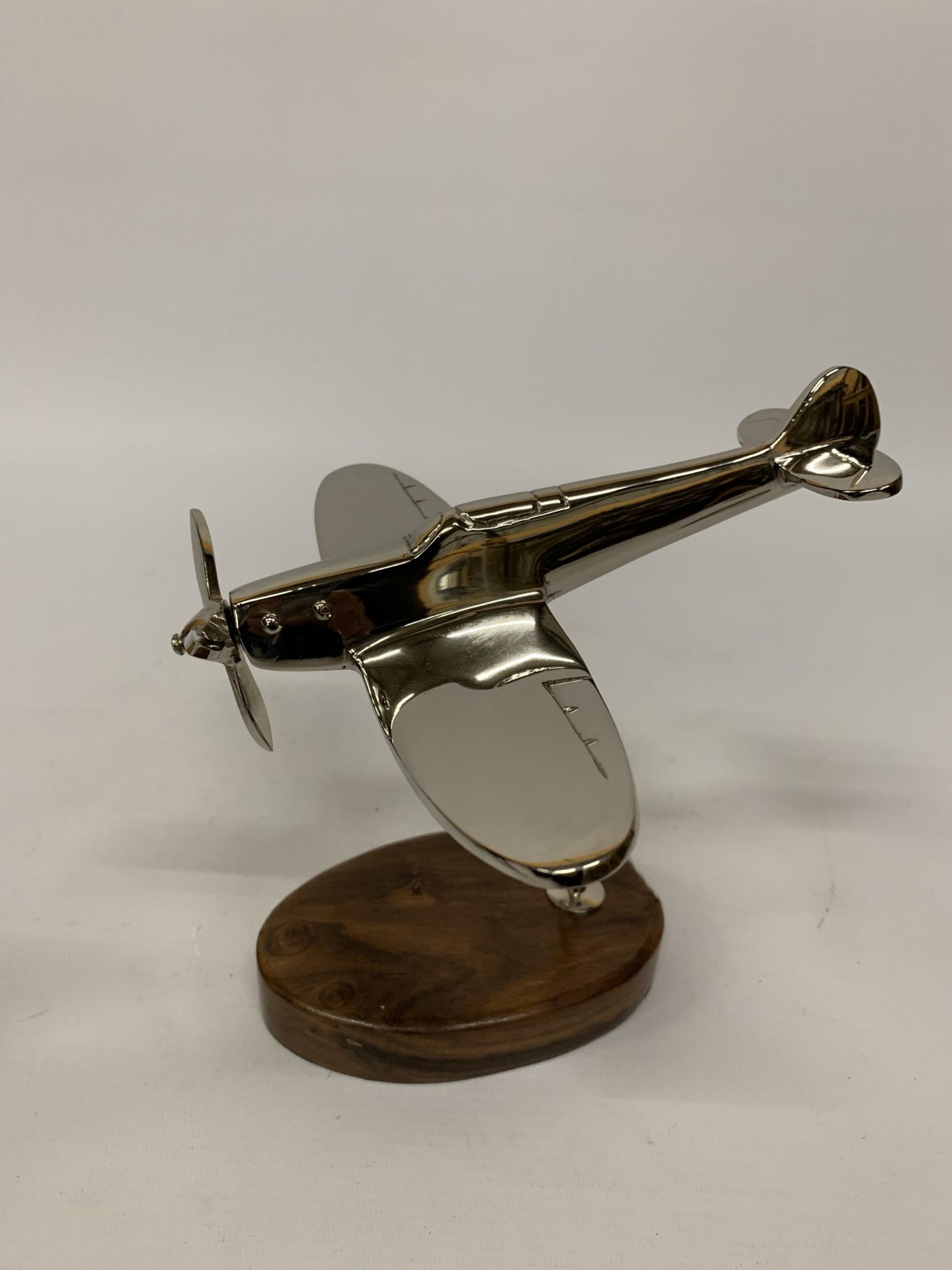 A CHROME SPITFIRE ON A WOODEN BASE HEIGHT 20CM - Image 2 of 4