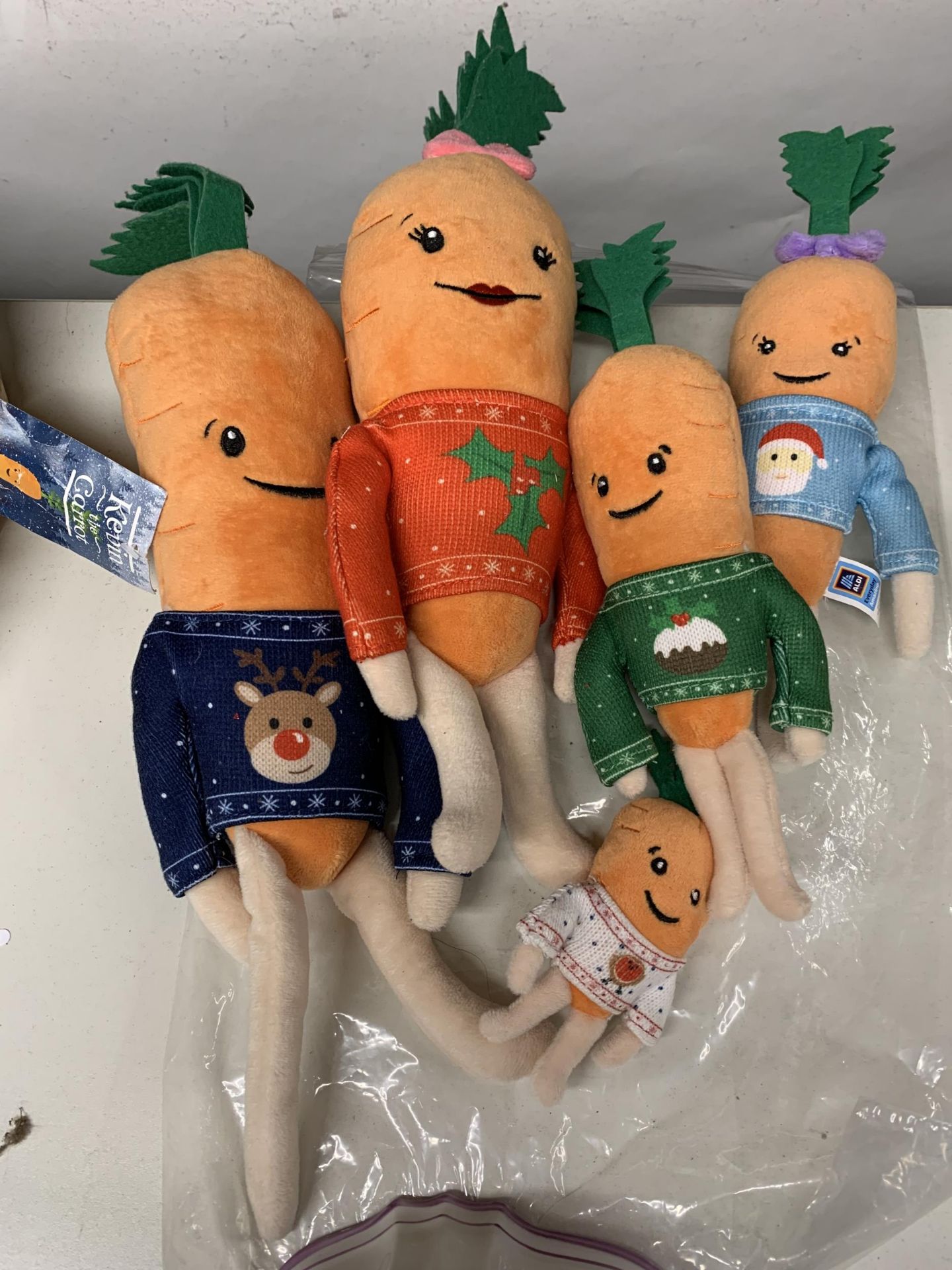 FIVE PLUSH TOYS KEVIN AND KATIE THE CARROT WITH FAMILY