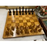 A VINTAGE 1940'S WOODEN CHESS SET WITH STAUNTON STYLE PIECES, COMPLETE