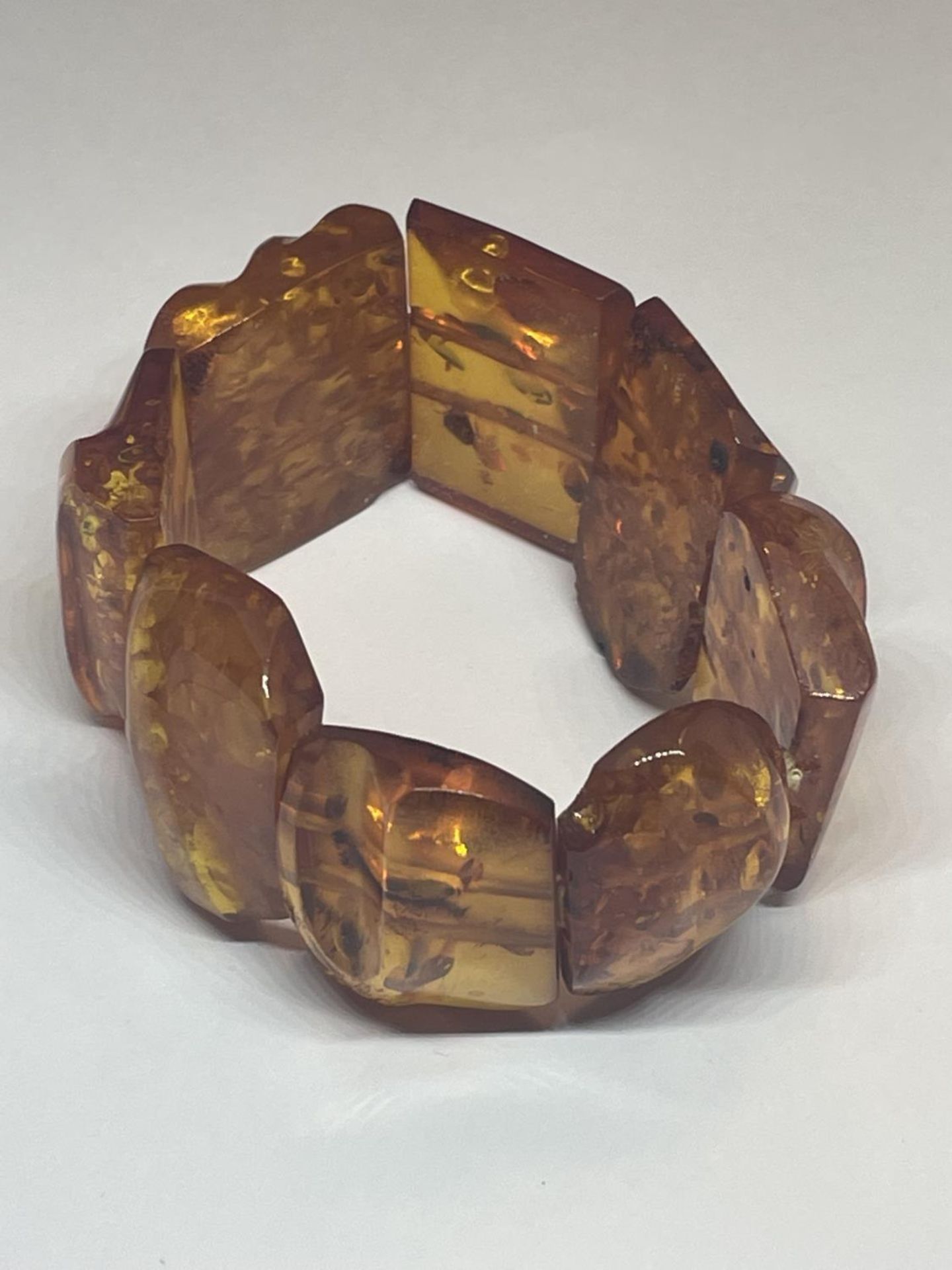 AN AMBER BRACELET CONSISTING OF EIGHT RECTANGULAR STYLE STONES - Image 2 of 5