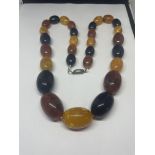 A LARGE MULTI COLOURED GRADUATED AMBER NECKLACE LENGTH 70CM
