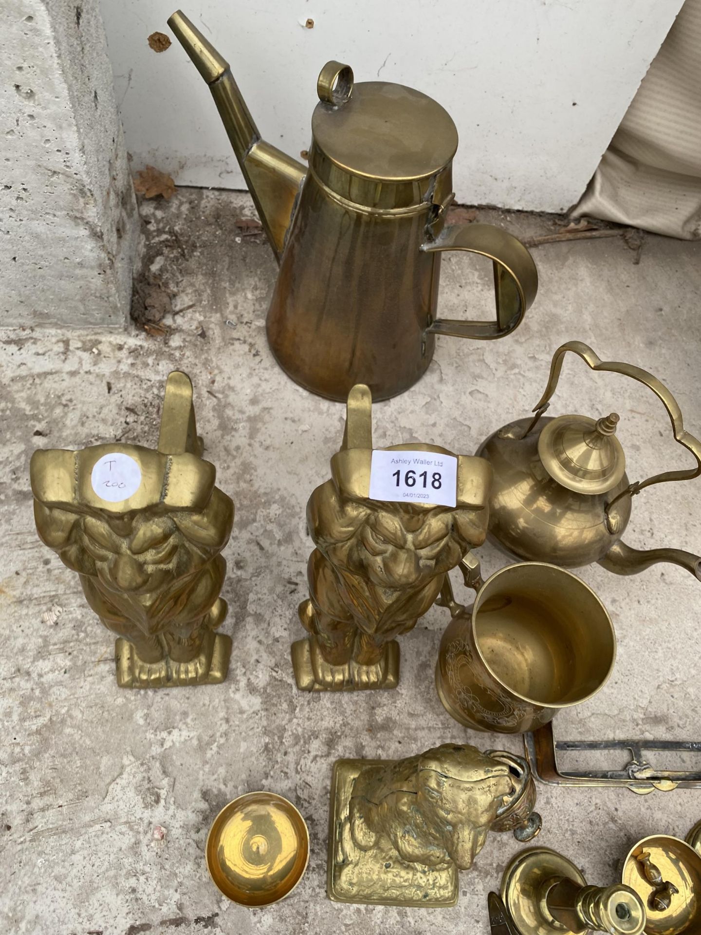 AN ASSORTMENT OF BRASS WARE TO INCLUDE FIRE DOGS, CANDLESTICKS AND A JUG ETC - Image 2 of 3