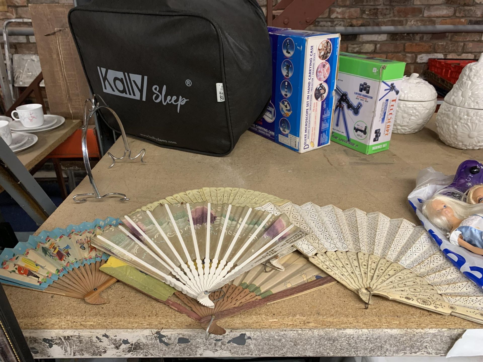 A COLLECTION OF VINTAGE FANS - 6 IN TOTAL