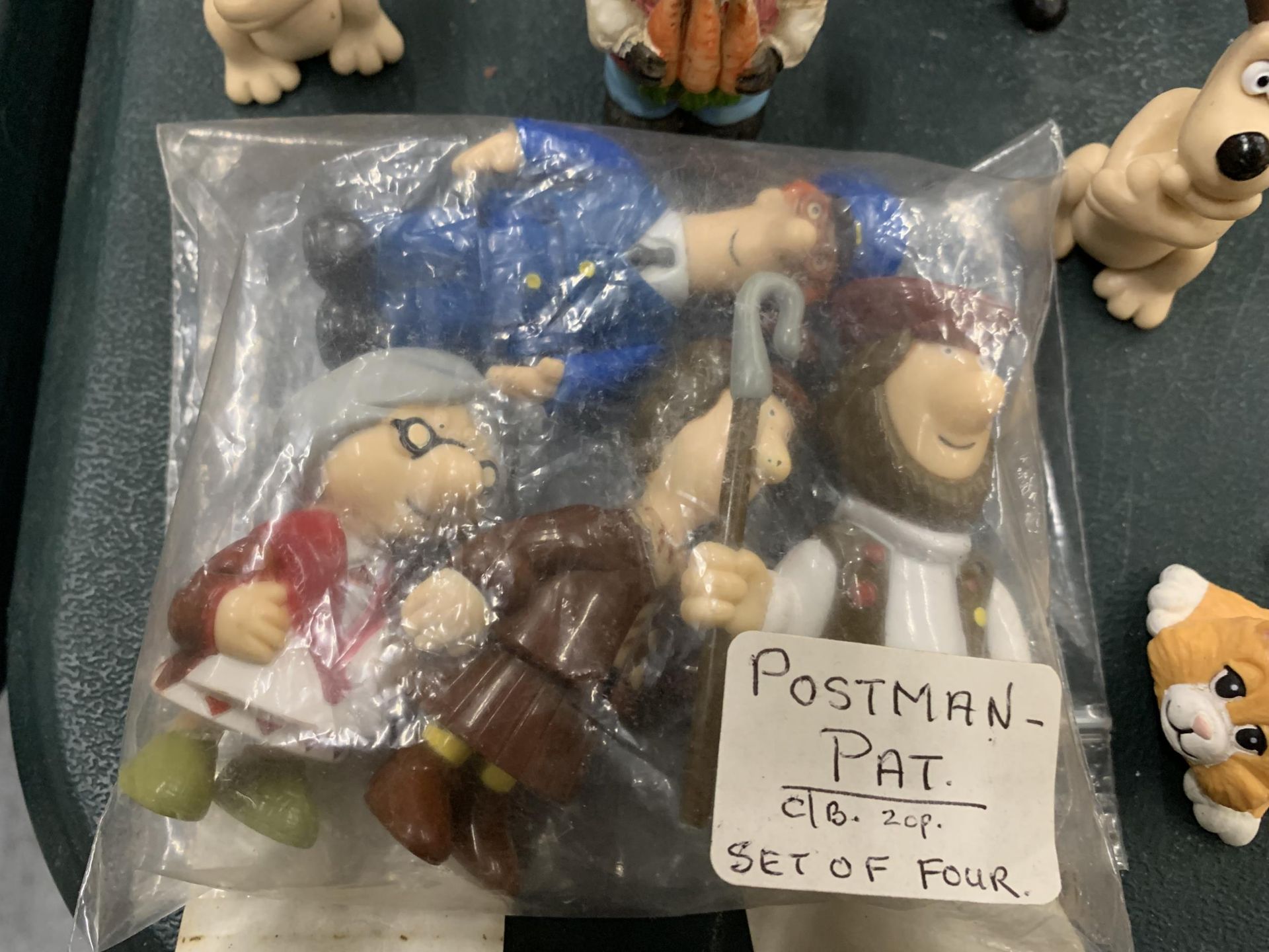 A LARGE QUANTITY OF FIGURES TO INCLUDE WALLACE AND GROMIT, POSTMAN PAT, ETC - Bild 4 aus 4