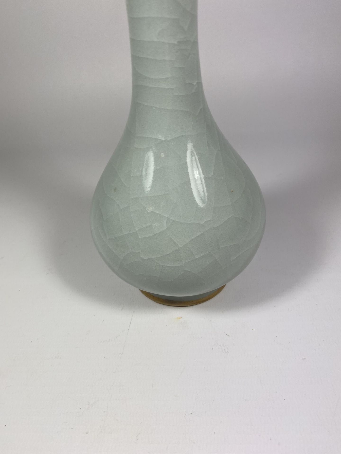 A CHINESE CELADON GROUND PORCELAIN BOTTLE VASE ON CARVED WOODEN STAND, HEIGHT OF VASE 18CM - Image 4 of 6