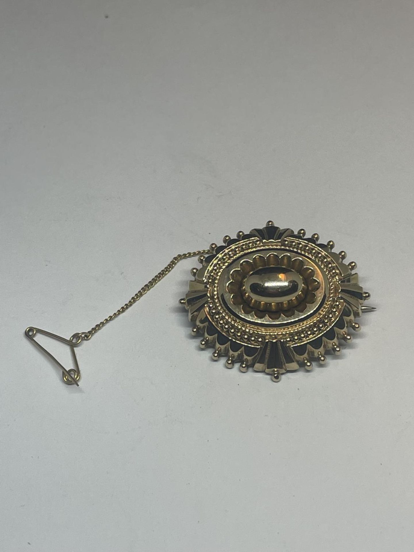 A 9 CARAT GOLD BROOCH WITH SAFETY CHAIN AND PIN GROSS WEIGHT 6.93 GRAMS IN A PRESENTATION BOX