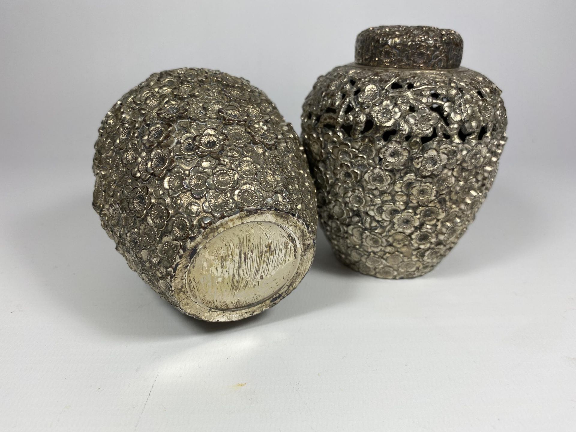 A PAIR OF UNUSUAL WHITE METAL, POSSIBLY CHINESE, LIDDED TEA CADDIES, HEIGHT 11CM - Image 3 of 3