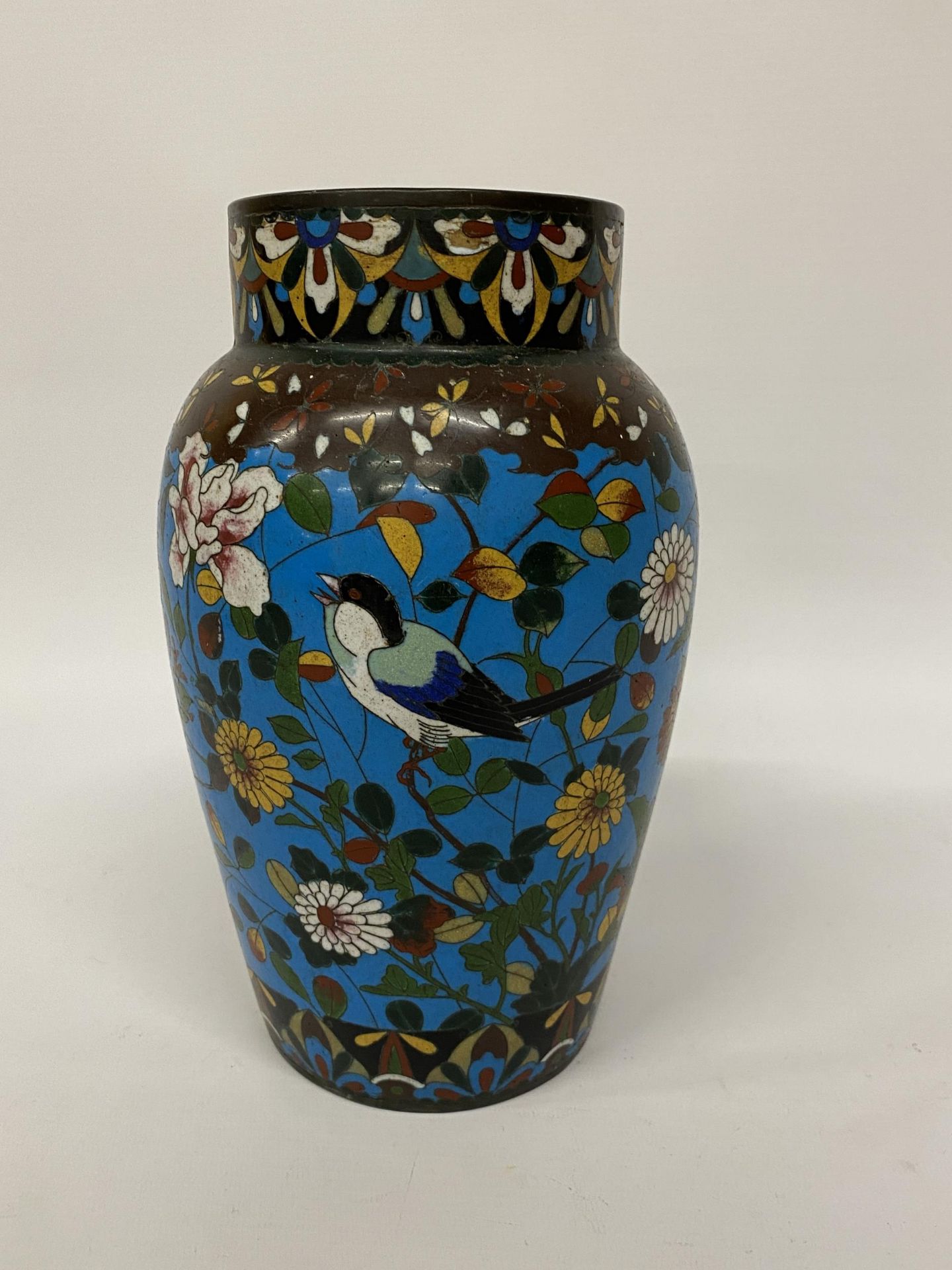 AN EARLY 20TH CENTURY CHINESE CLOISONNE VASE WITH BIRD AND FLORAL DESIGN, HEIGHT 25CM - Image 2 of 4