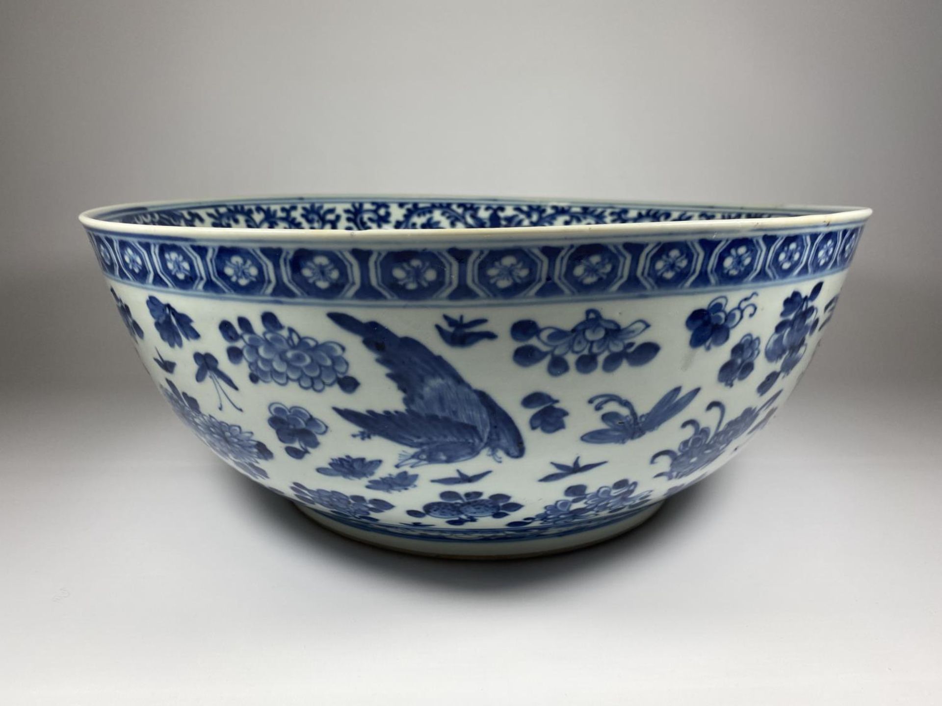 A LARGE AND IMPRESSIVE EARLY 19TH CENTURY CHINESE QING BLUE AND WHITE PORCELAIN PUNCH / FRUIT BOWL - Image 5 of 14