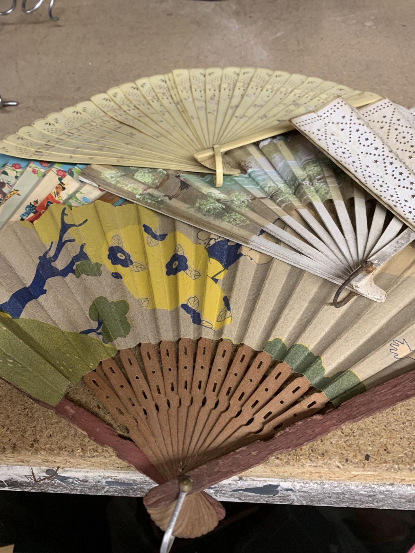 A COLLECTION OF VINTAGE FANS - 6 IN TOTAL - Image 2 of 3