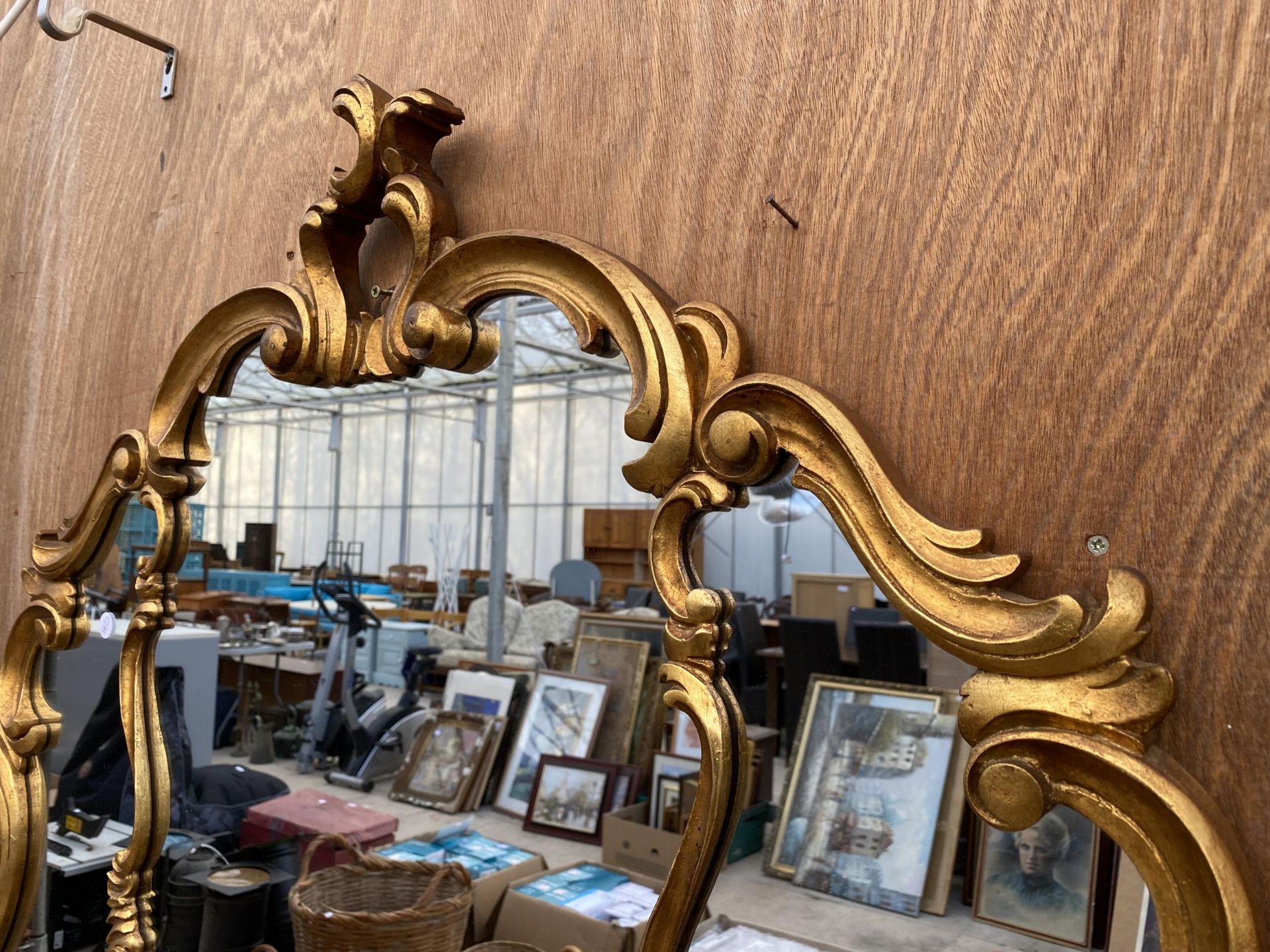 A LARGE DECORATIVE GILT FRAMED WALL MIRROR - Image 2 of 6
