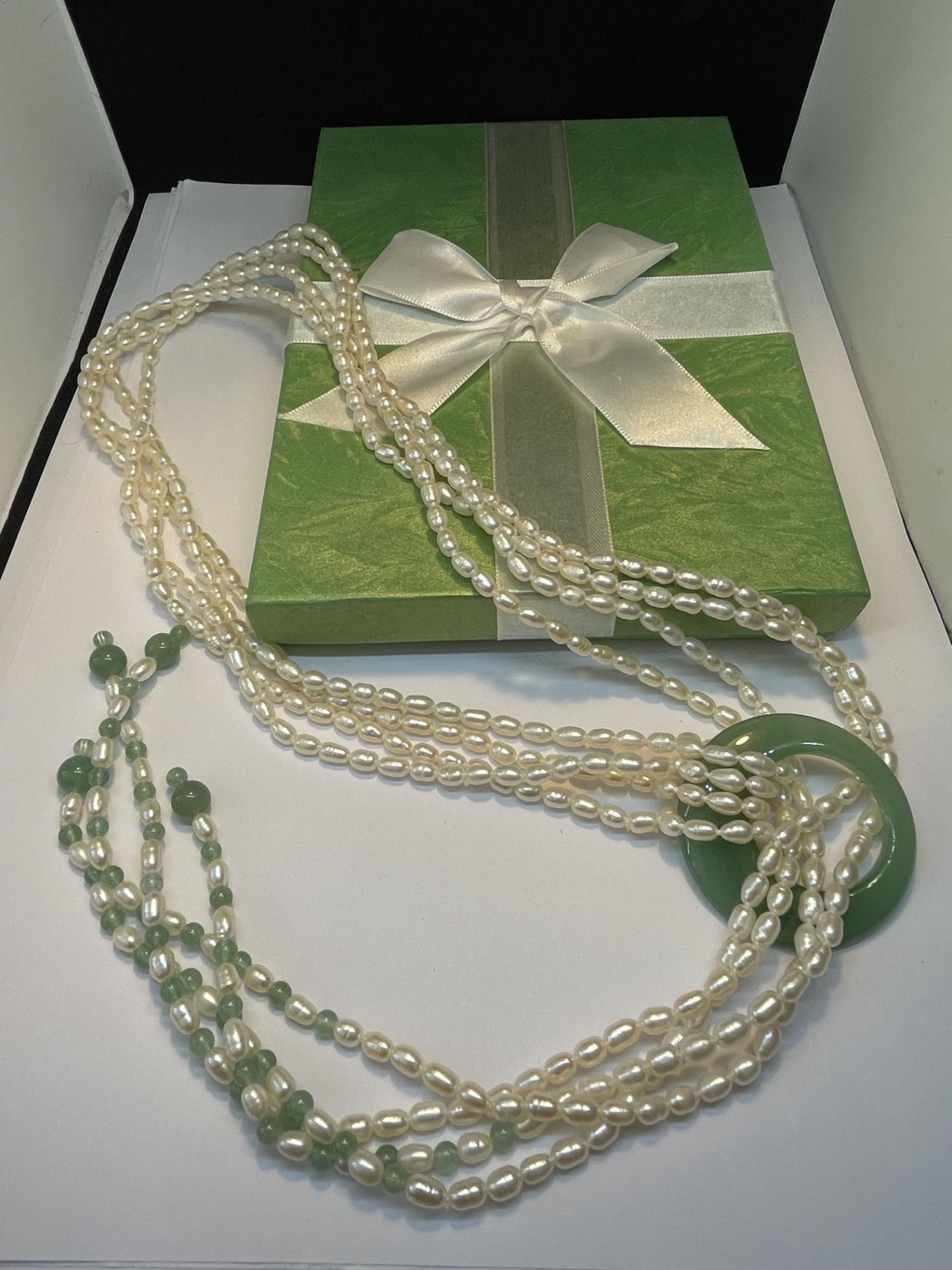 A HAND STRUNG CULTURED PEARL AND JADE LARIAT DESIGN NECKLACE LENGTH 81CM IN A PRESENTATION BOX