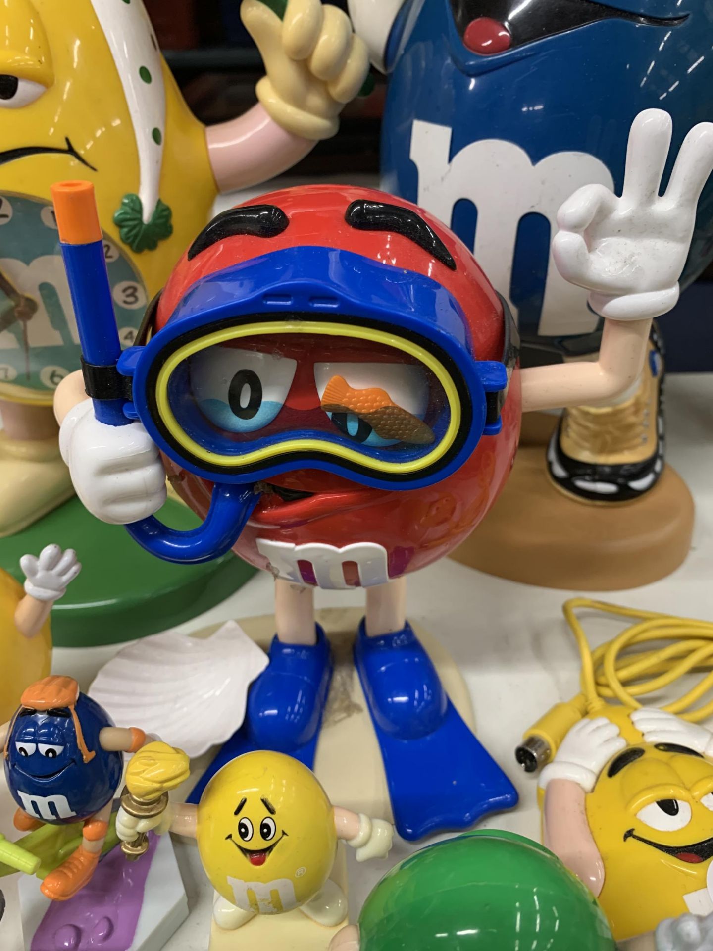 A LARGE COLLECTION OF M AND M FIGURES TO INCLUDE A CLOCK - Bild 2 aus 4